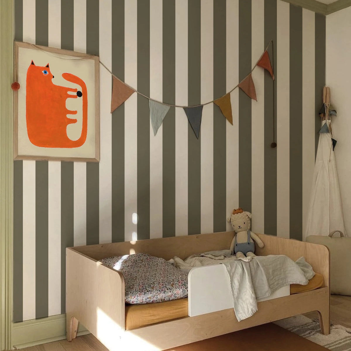Vliesbehang met strepen BOLD STRIPE MOS groen
