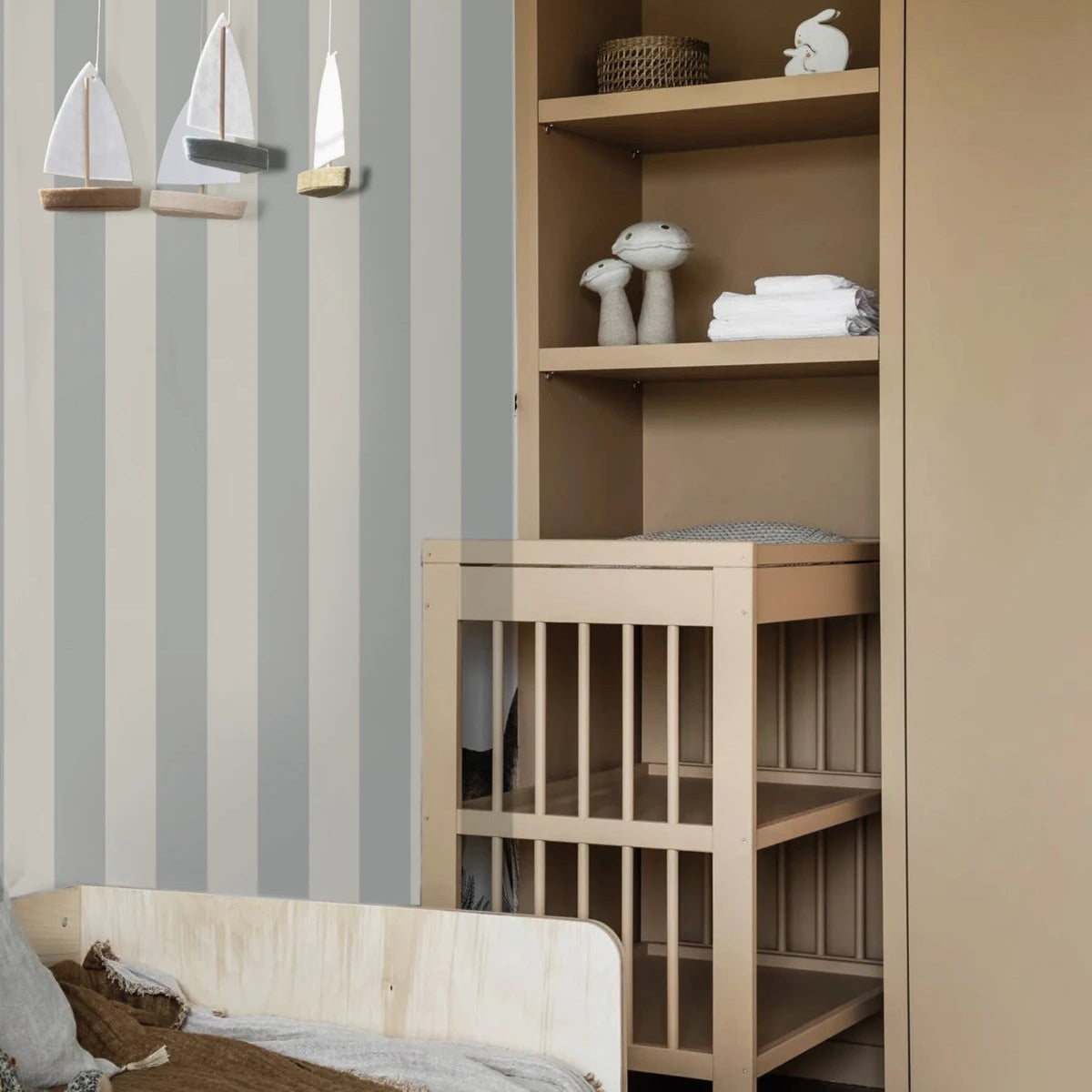 Vliesbehang BOLD STRIPE STORM gedempt blauw