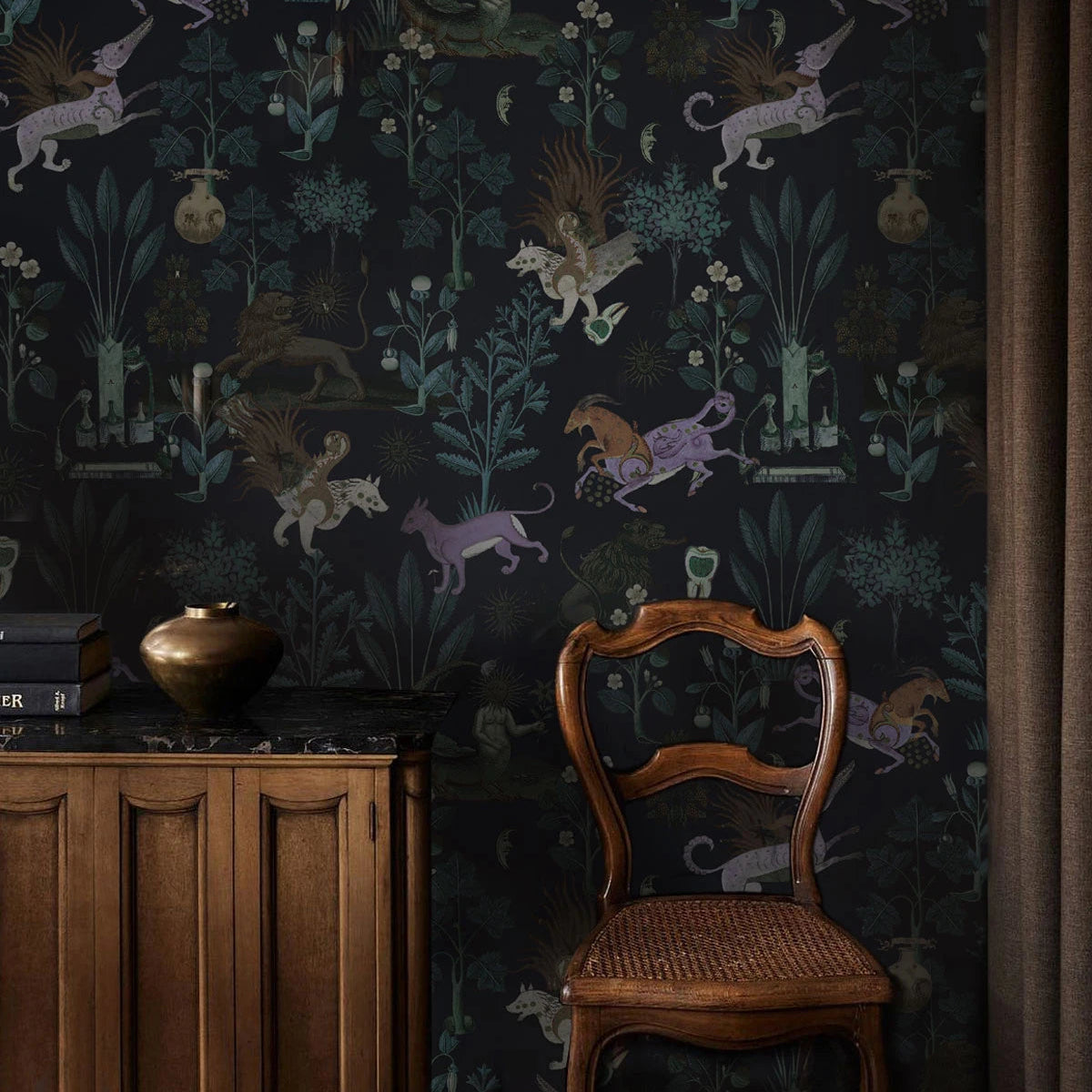 Tapete mit pflanzlichem Motiv und magischen Tieren BOTANIC BEAST PURPLE schwarz mit lila