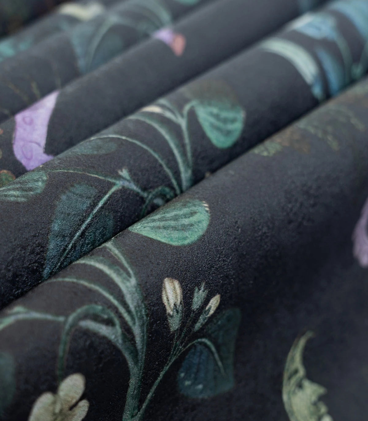 Tapete mit pflanzlichem Motiv und magischen Tieren BOTANIC BEAST PURPLE schwarz mit lila