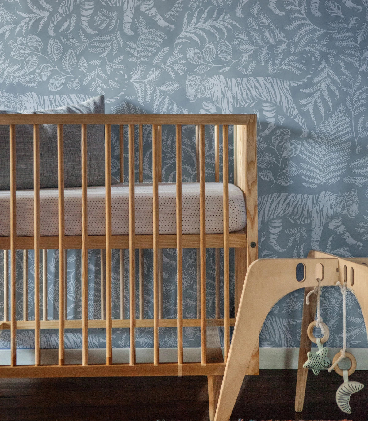 Vliesbehang met dierenmotief CAMOUFLAGED TIGER BLAUW