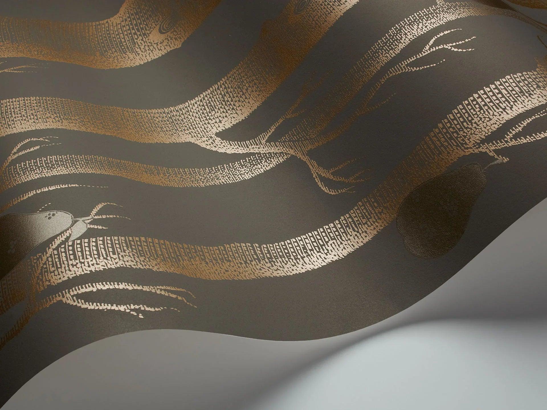 Tapeta CONTEMPORARY COLLECTION - Woods & Pears metaliczny brąz na czarnym Cole & Son Eye on Design
