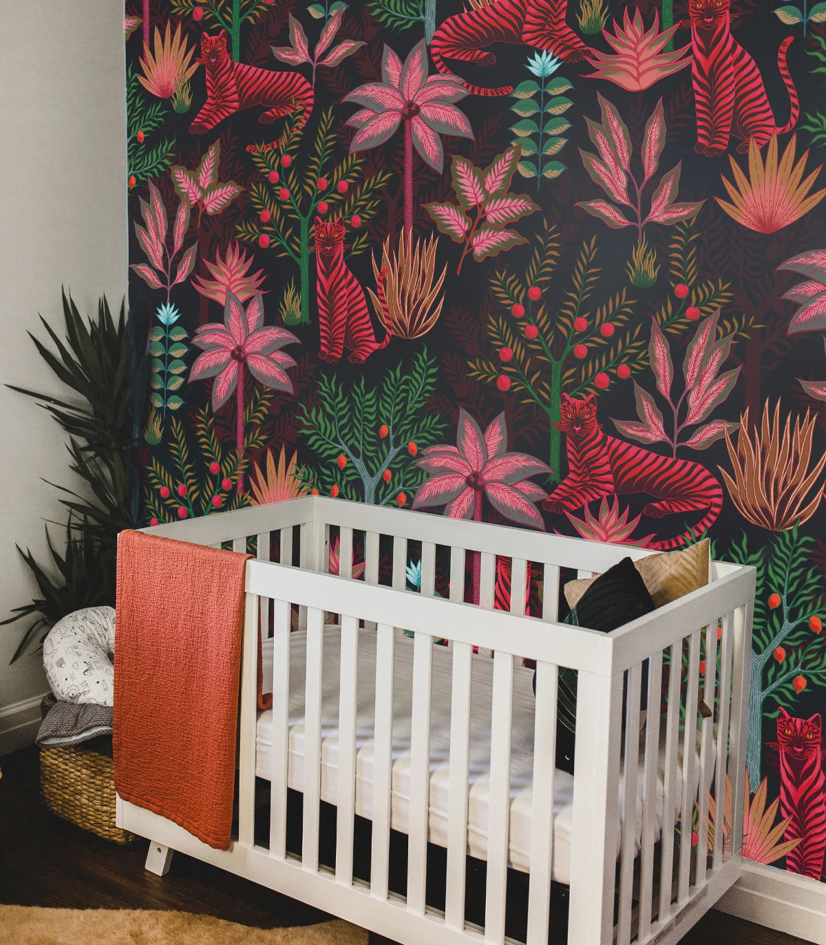 Behang met planten- en dierenmotief Gouden Tijgers Zwart zwart met rood