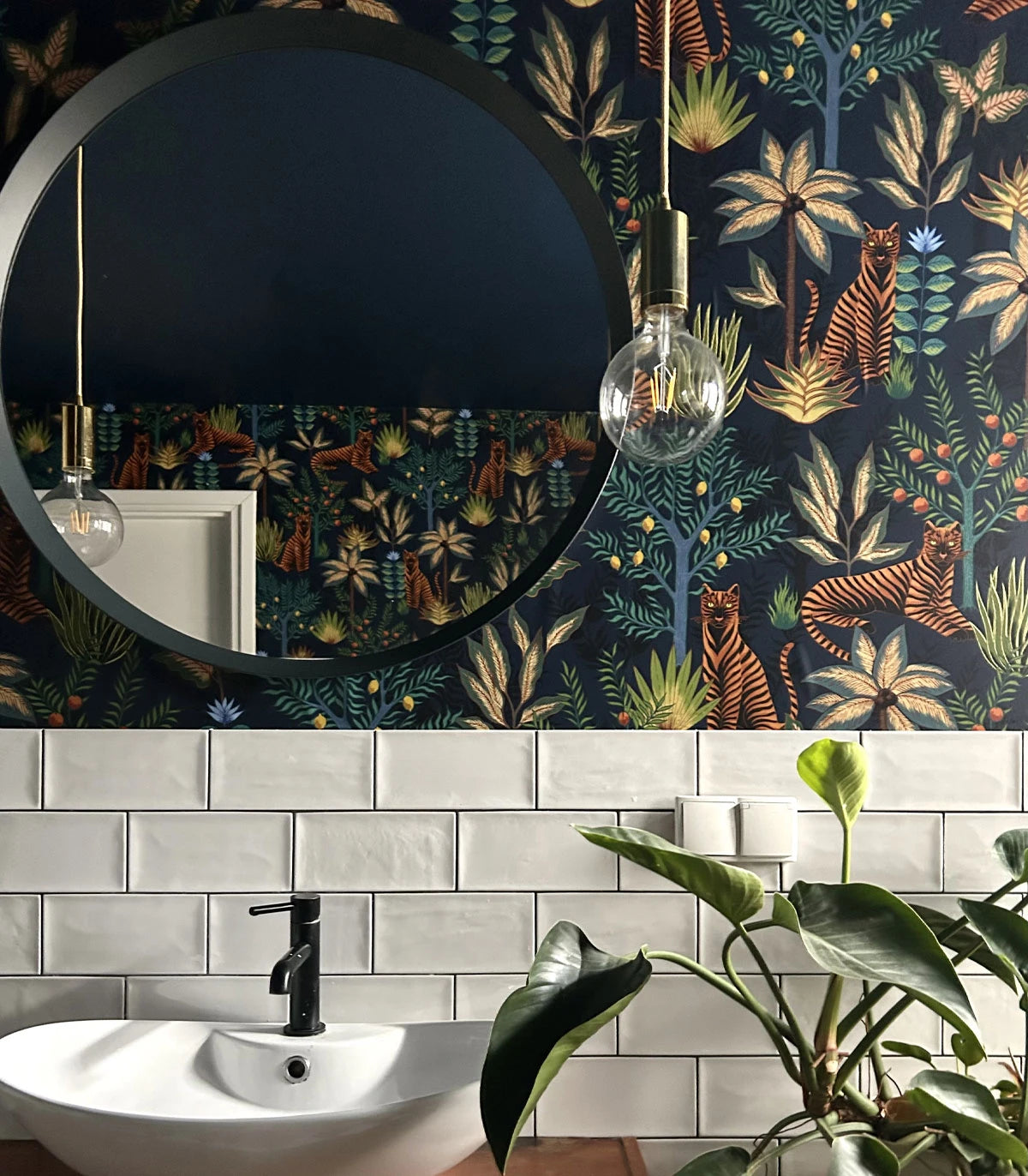 Behang met planten- en dierenmotief Gouden TIGERS donkerblauw met goud