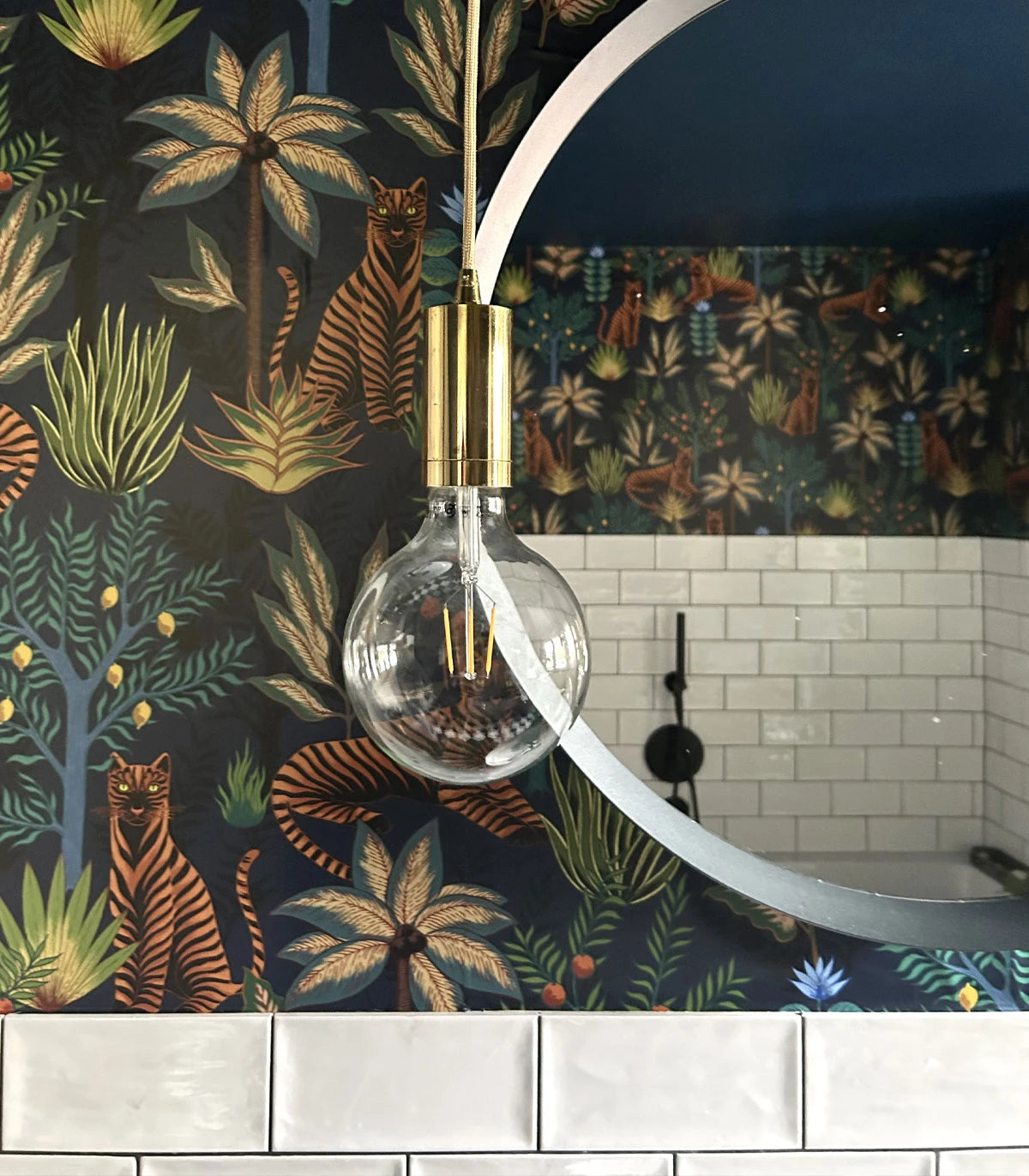 Behang met planten- en dierenmotief Gouden TIGERS donkerblauw met goud