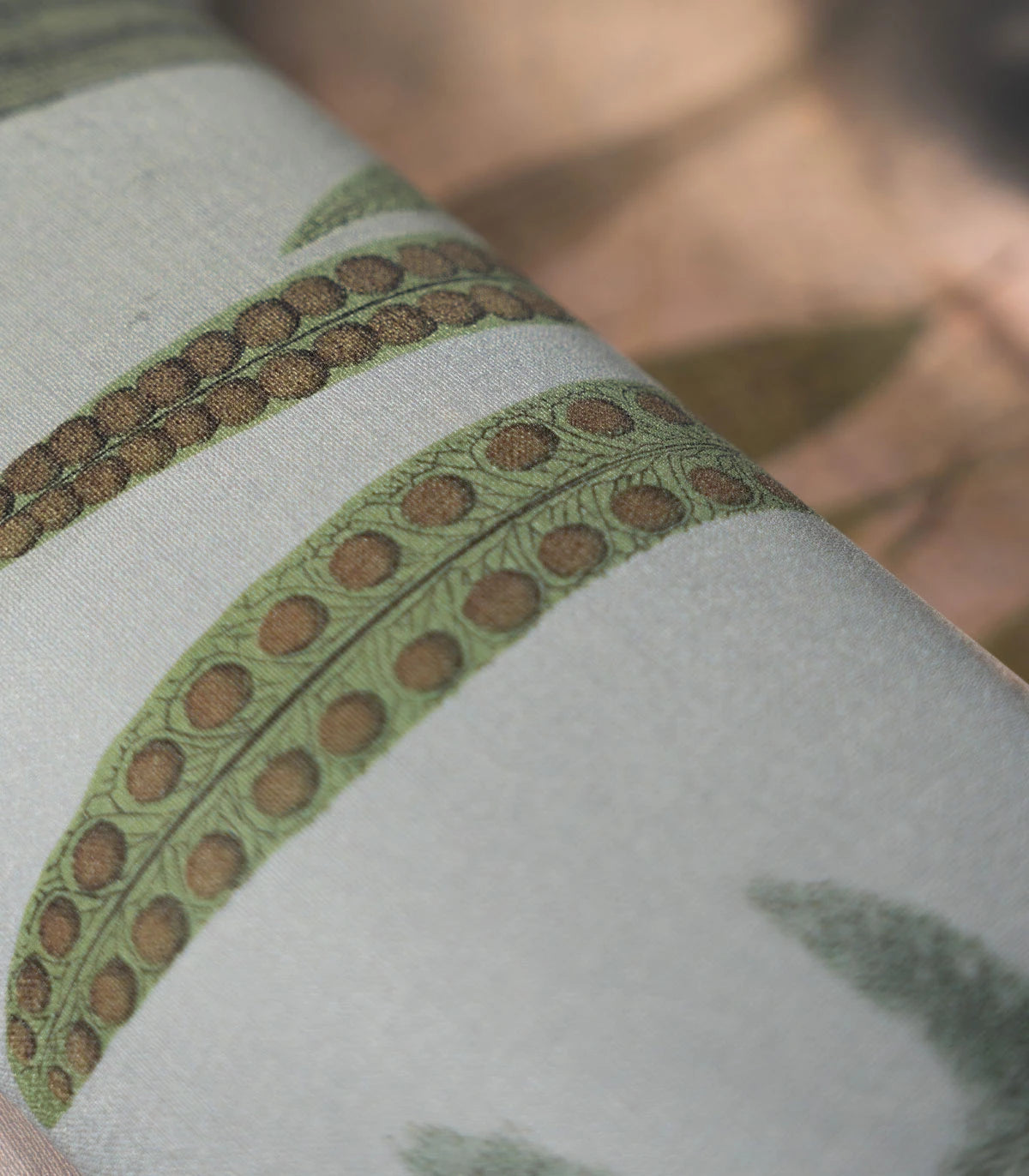 Beige behang met artistiek portret NATUURMEISJE MET DE PAREL groen