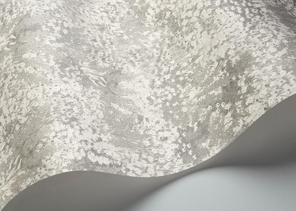 Tapeta THE GARDENS - Petite Fleur wykończenie perłowe szare Cole & Son Eye on Design
