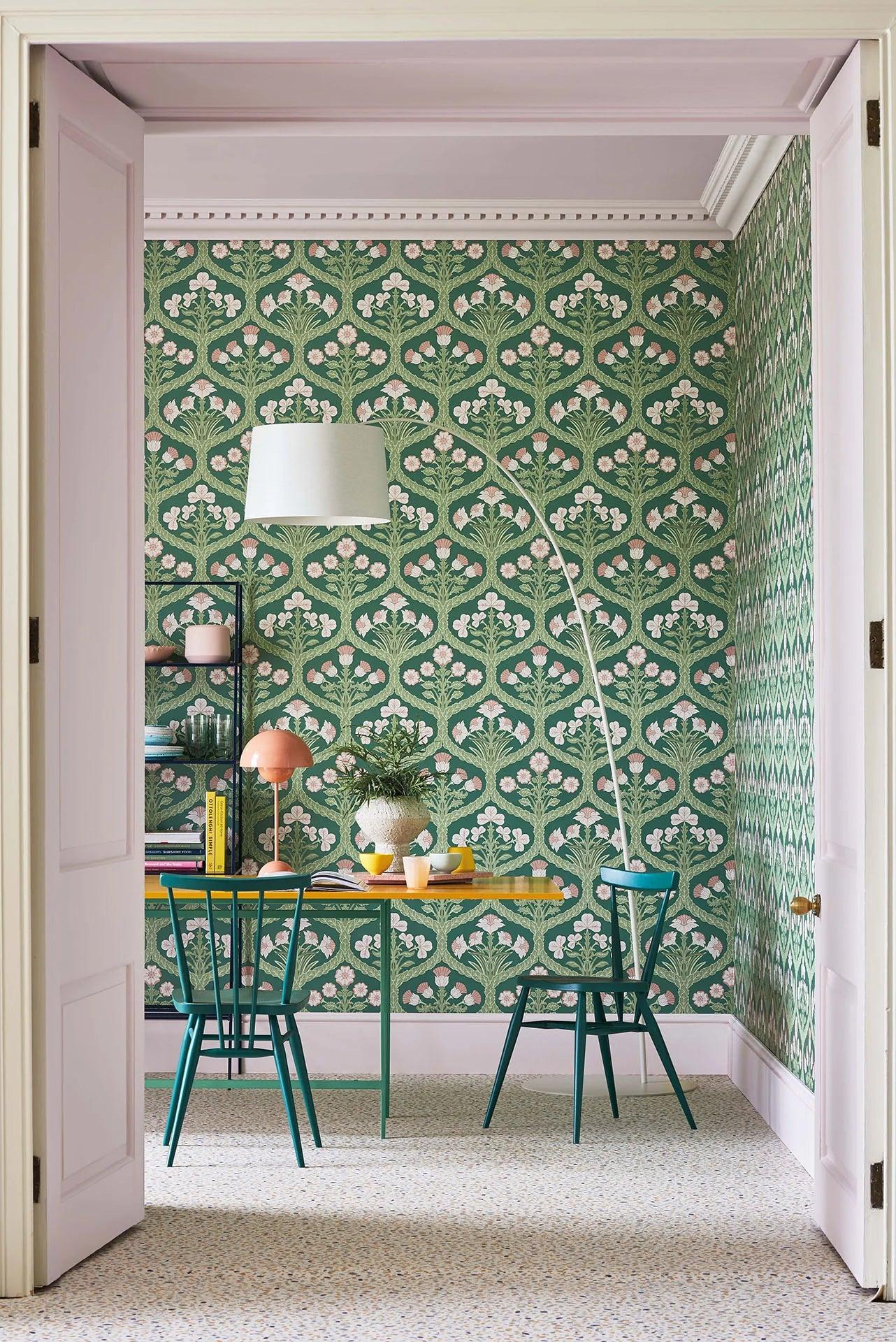 Structuurtapijt met plantaal motief DE PEARWOOD COLLECTIE - Fanfare Flock mosterdgeel