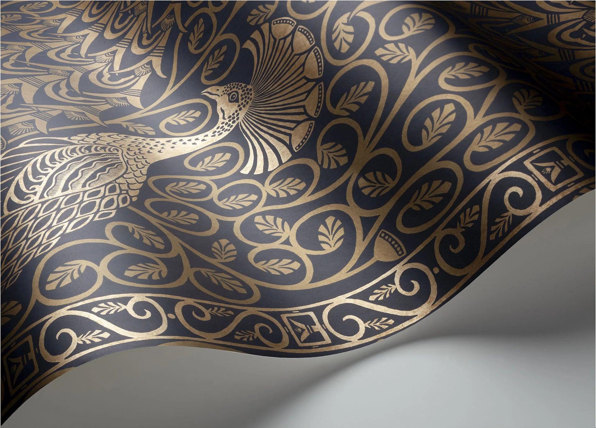 Tapeta THE PEARWOOD COLLECTION - Pavo Parade brąz na granacie Cole & Son Eye on Design