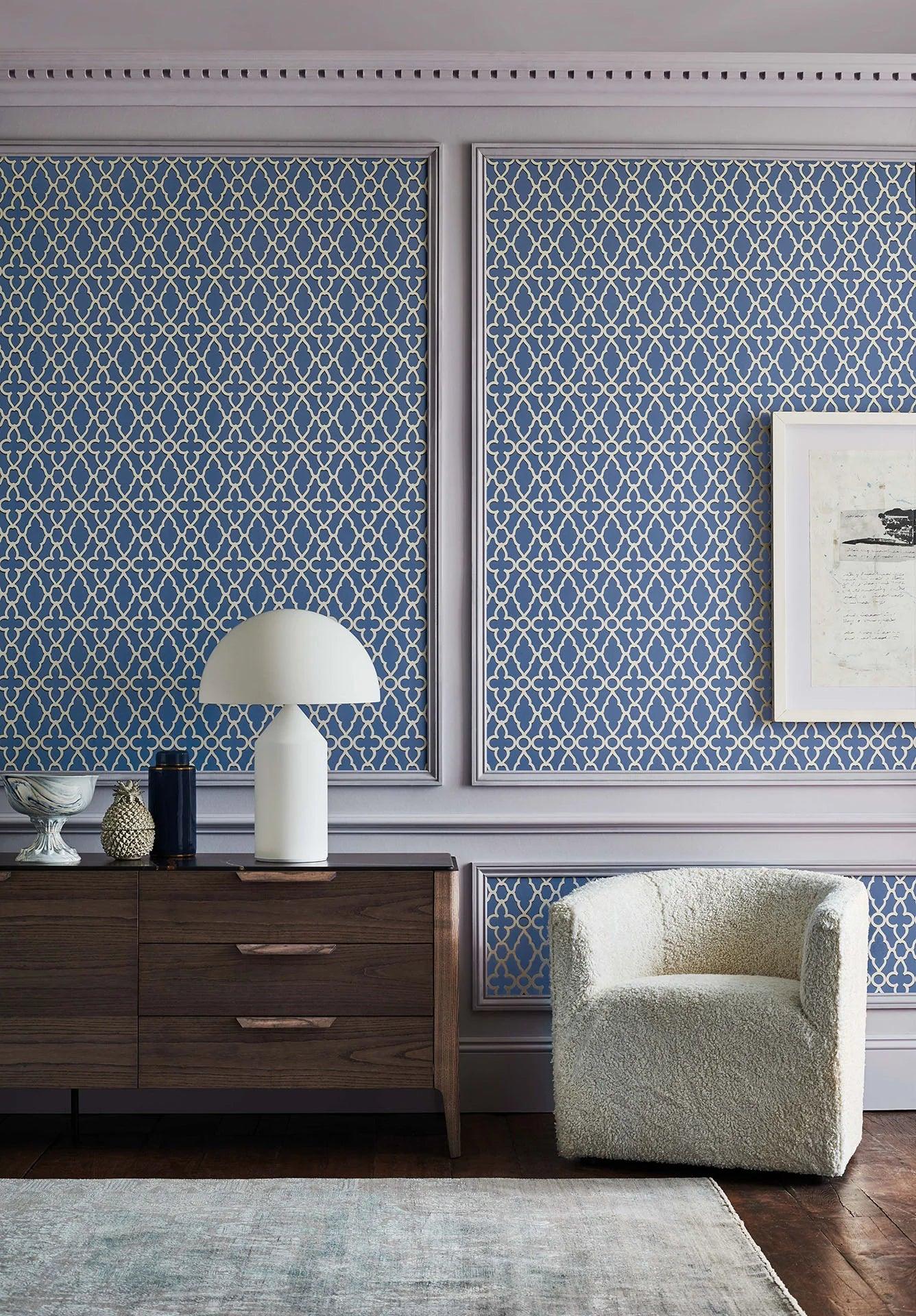 Behang met geometrisch patroon DE PEARWOOD COLLECTIE - Blauwe treillage op marineblauw