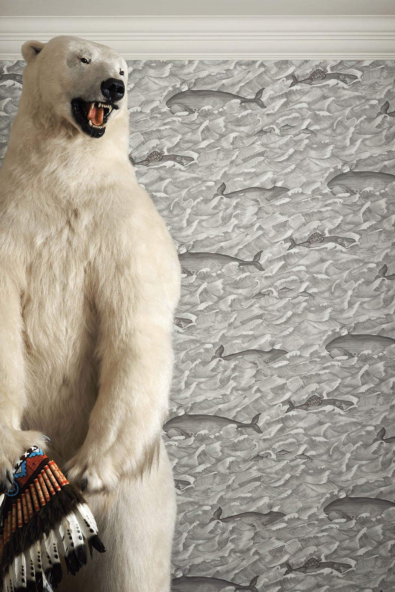 Tapete mit abstraktem Muster von Meereswellen und Walen WHIMSICAL - Melville metallisches Silber