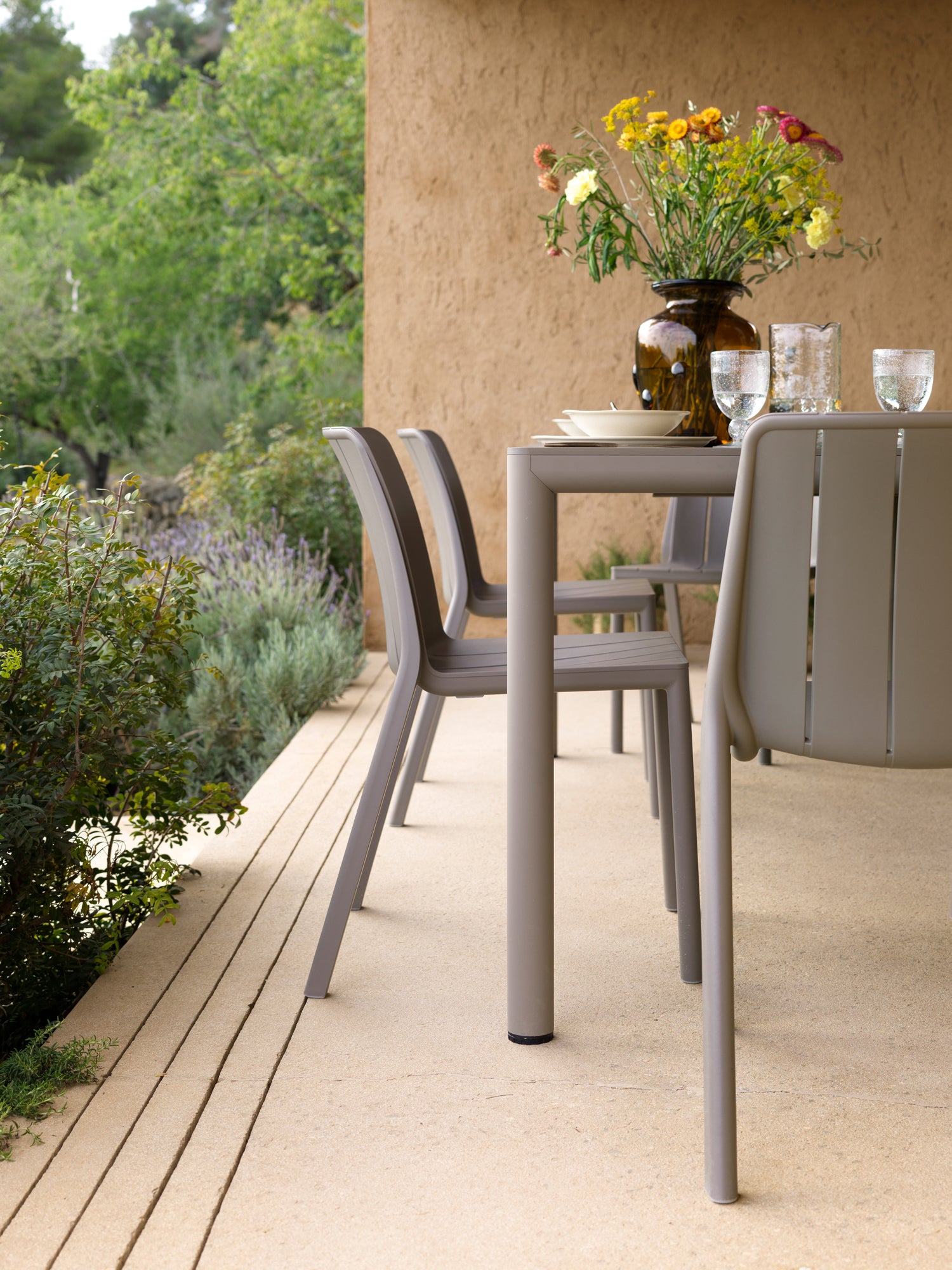 TEVERE taupe extendable outdoor table