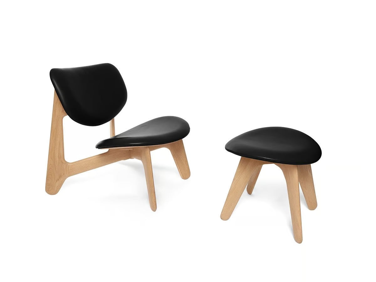 Platte Footstützes schwarzes Leder mit einer Eichenbasis