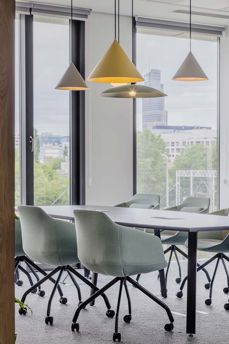 Bureau stoel ULTRA met kruisvoet en wielen voor harde oppervlakken