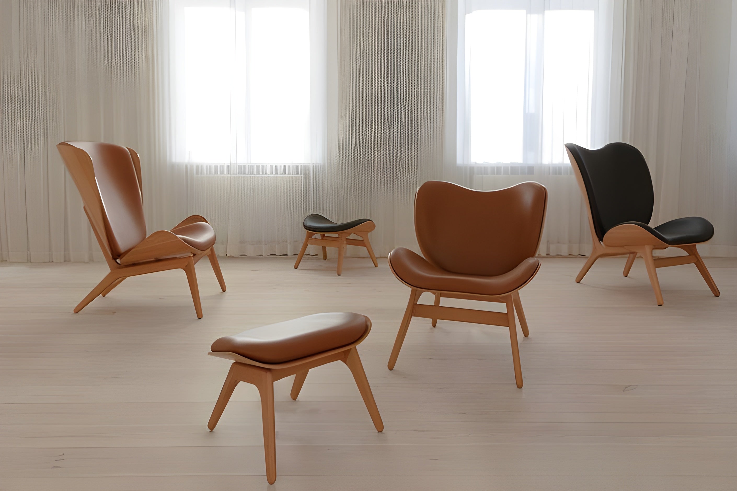 Fauteuil READER van cognackleurig leer met een donkere eiken basis