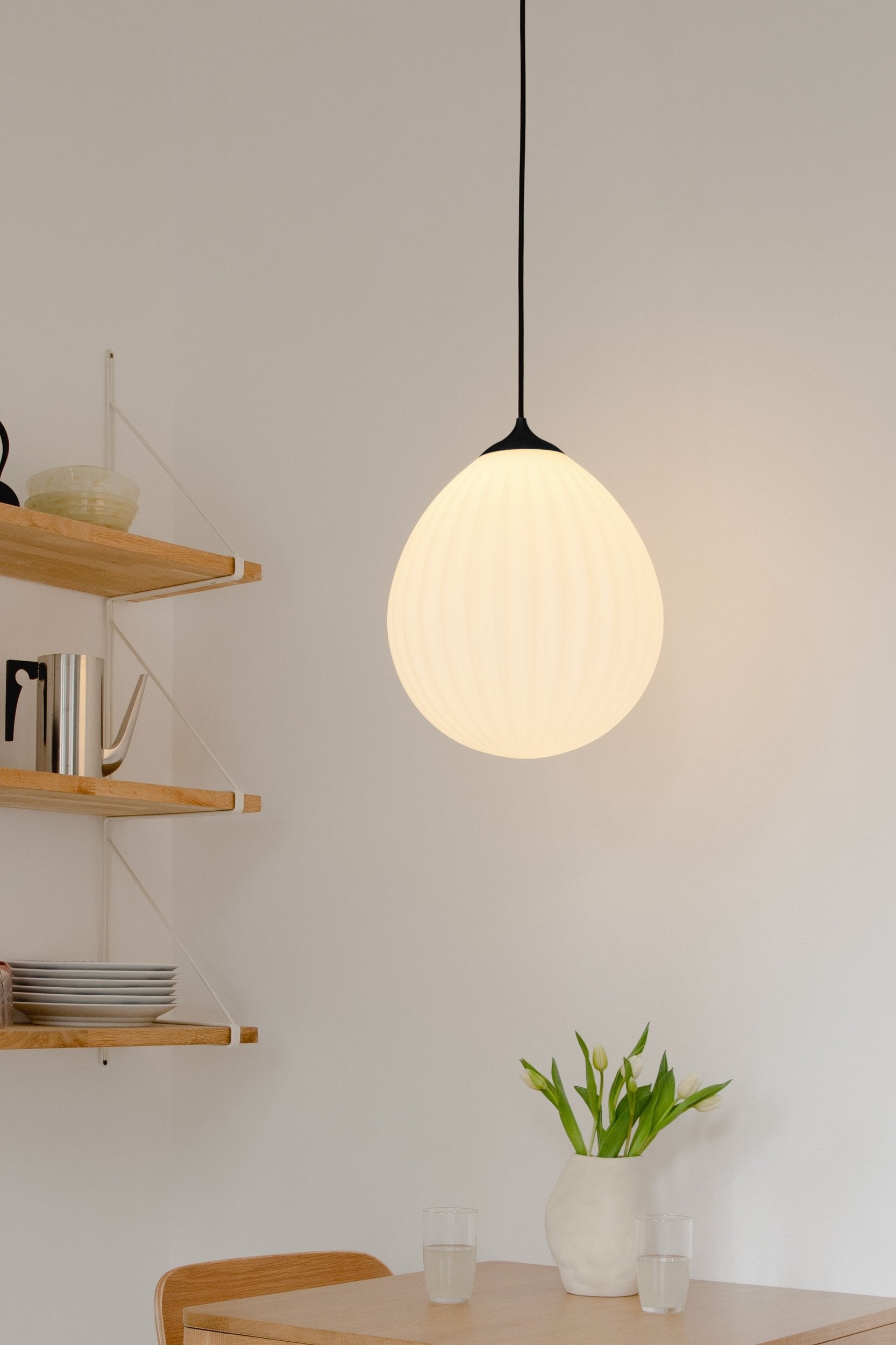 Klosz UM DIE WELT milchig mit schwarzem Sockel