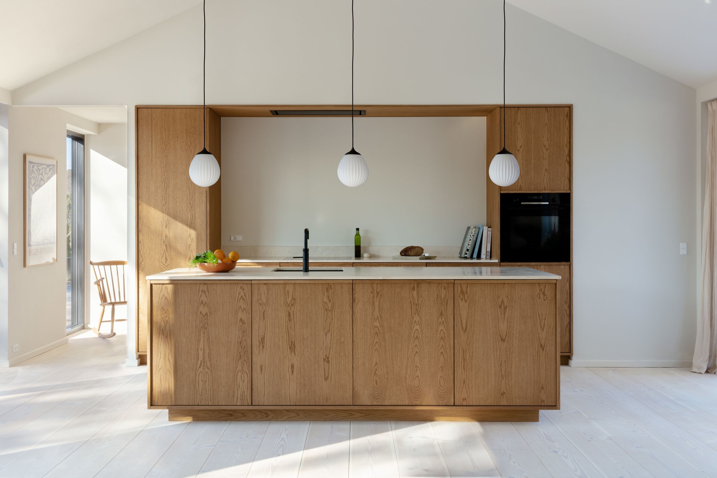 Klosz UM DIE WELT milchig mit schwarzem Sockel