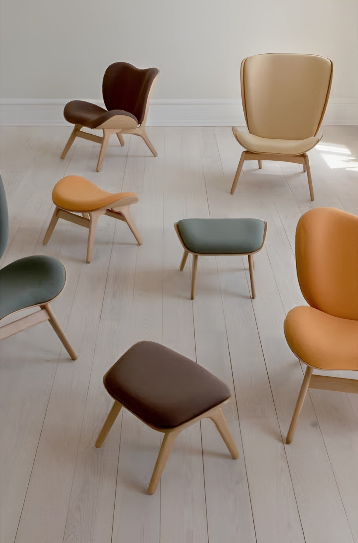 Poef READER geel met een donkere eiken basis