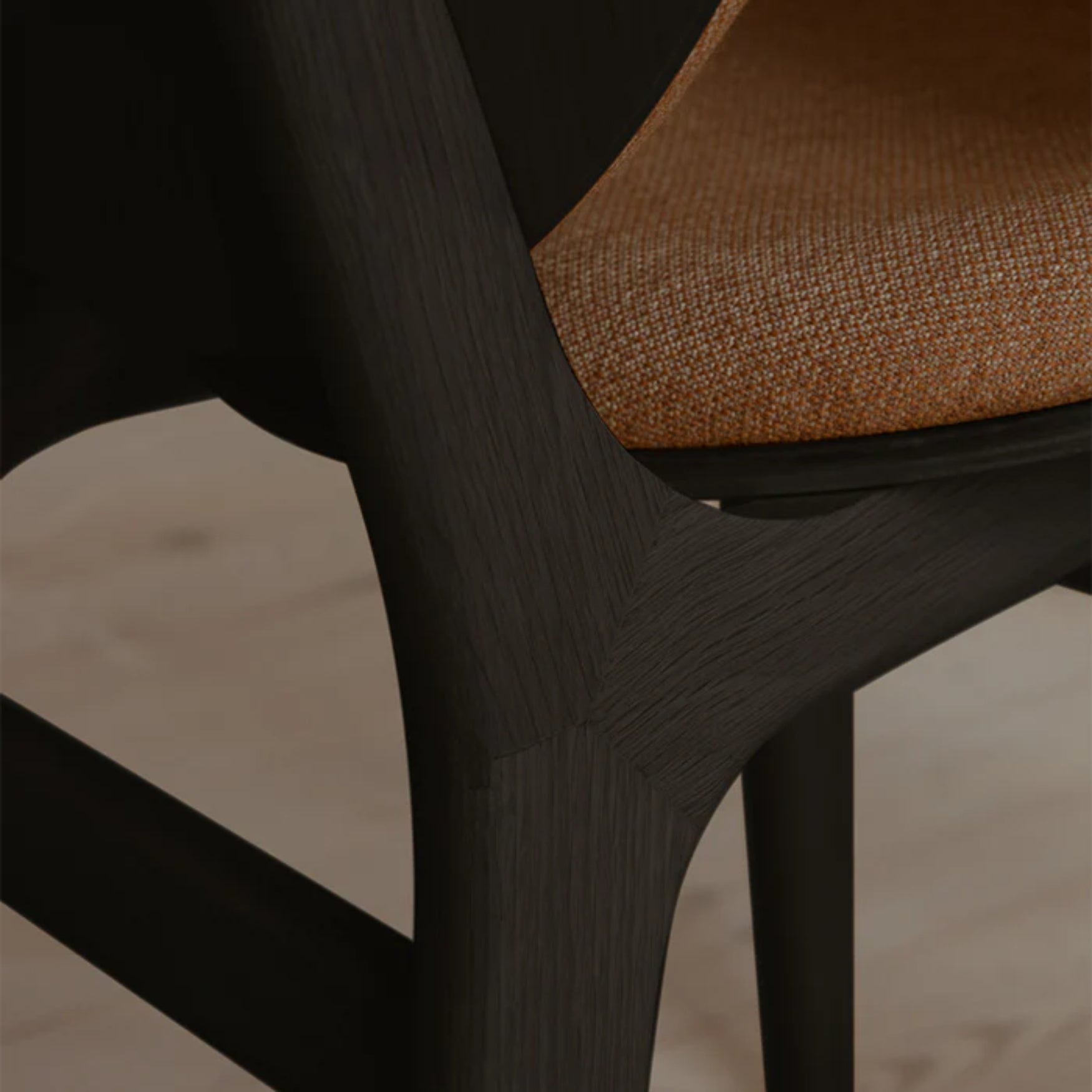 Stoel CONVERSATIE bruin met zwarte eiken basis