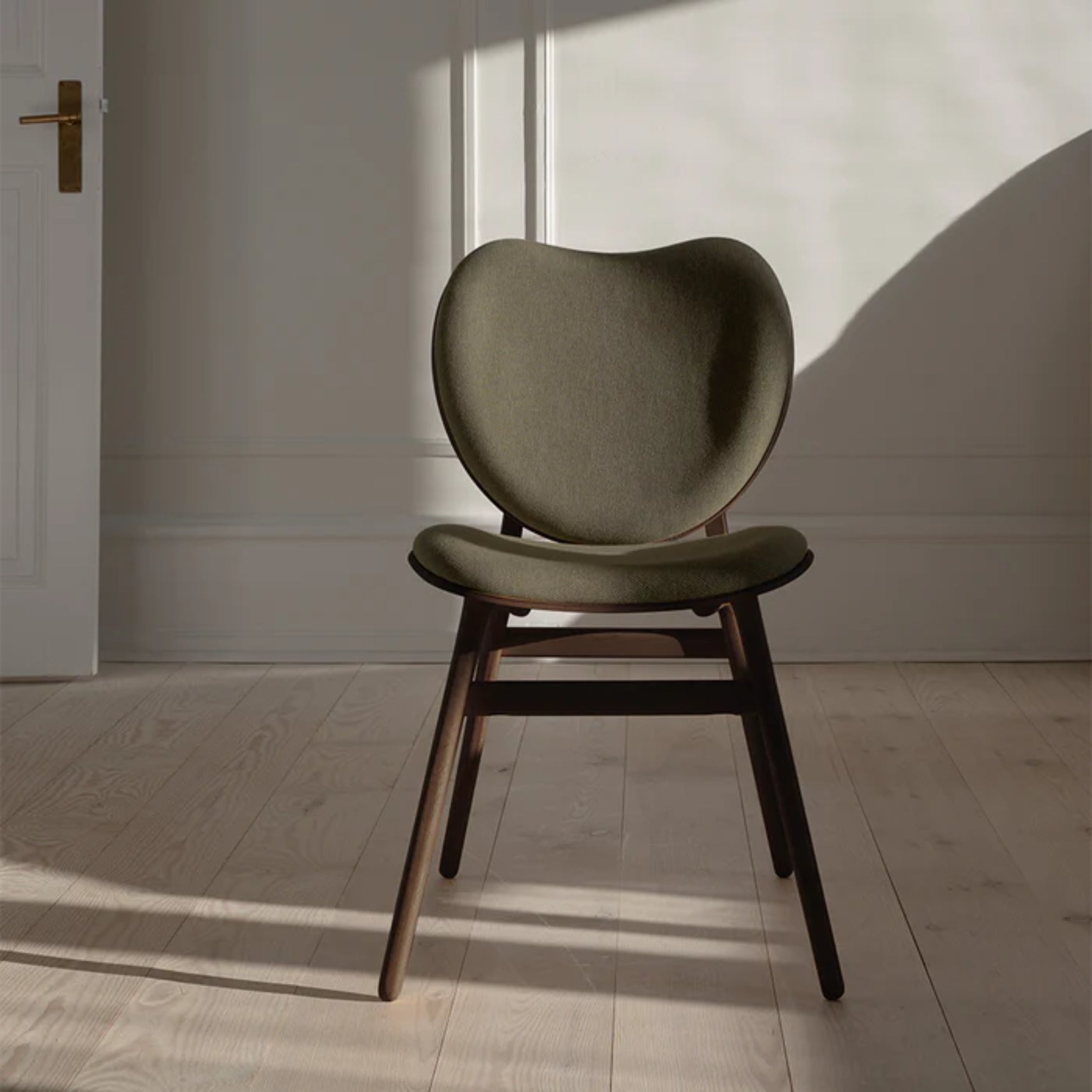 Stoel CONVERSATIE groen met een donkere eiken basis