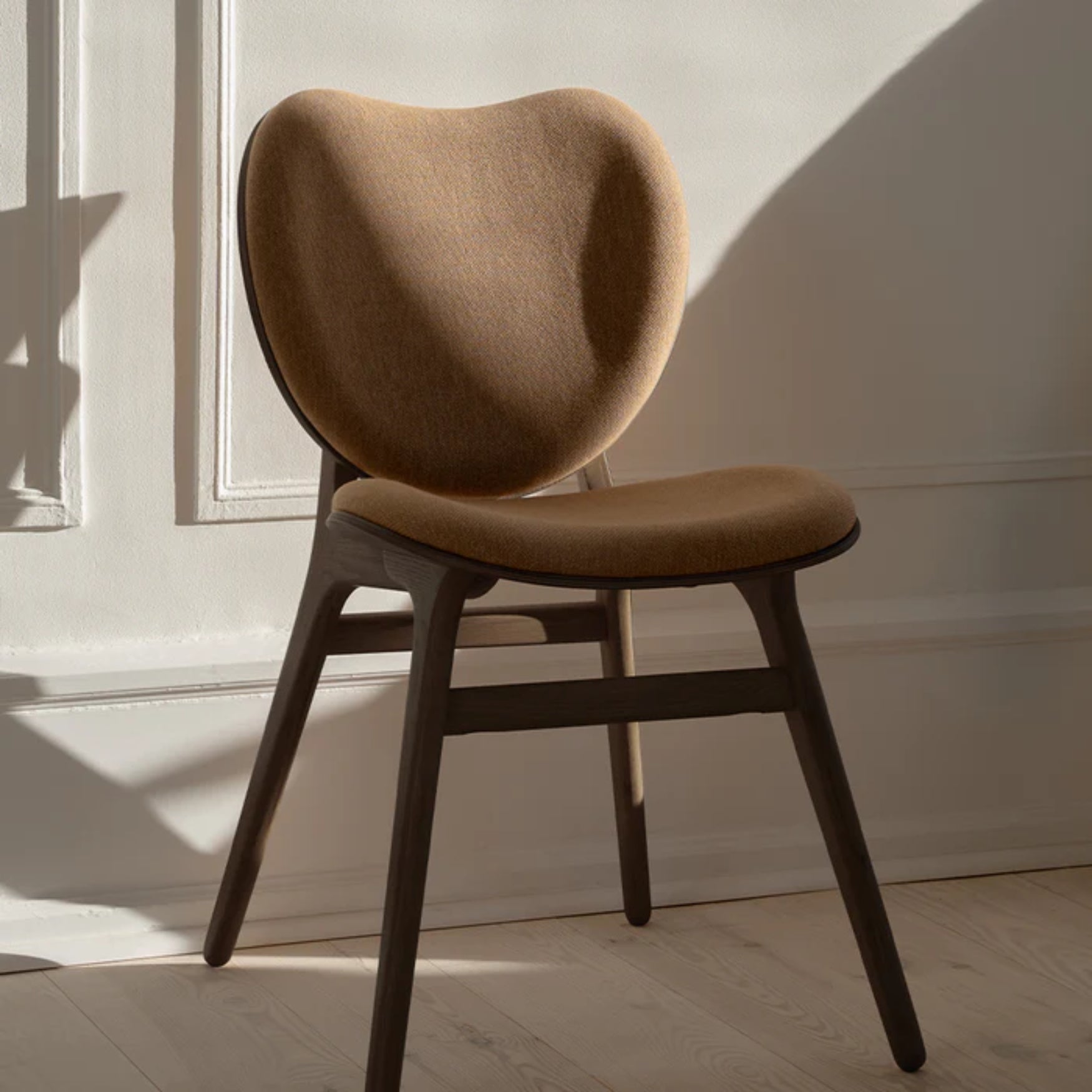 Stuhl CONVERSATION braun mit dunklem Eichenfuß