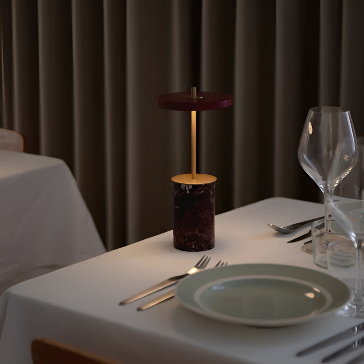 Tischlampe ASTERIA MOVE MINI roter Marmor mit goldener Einlage