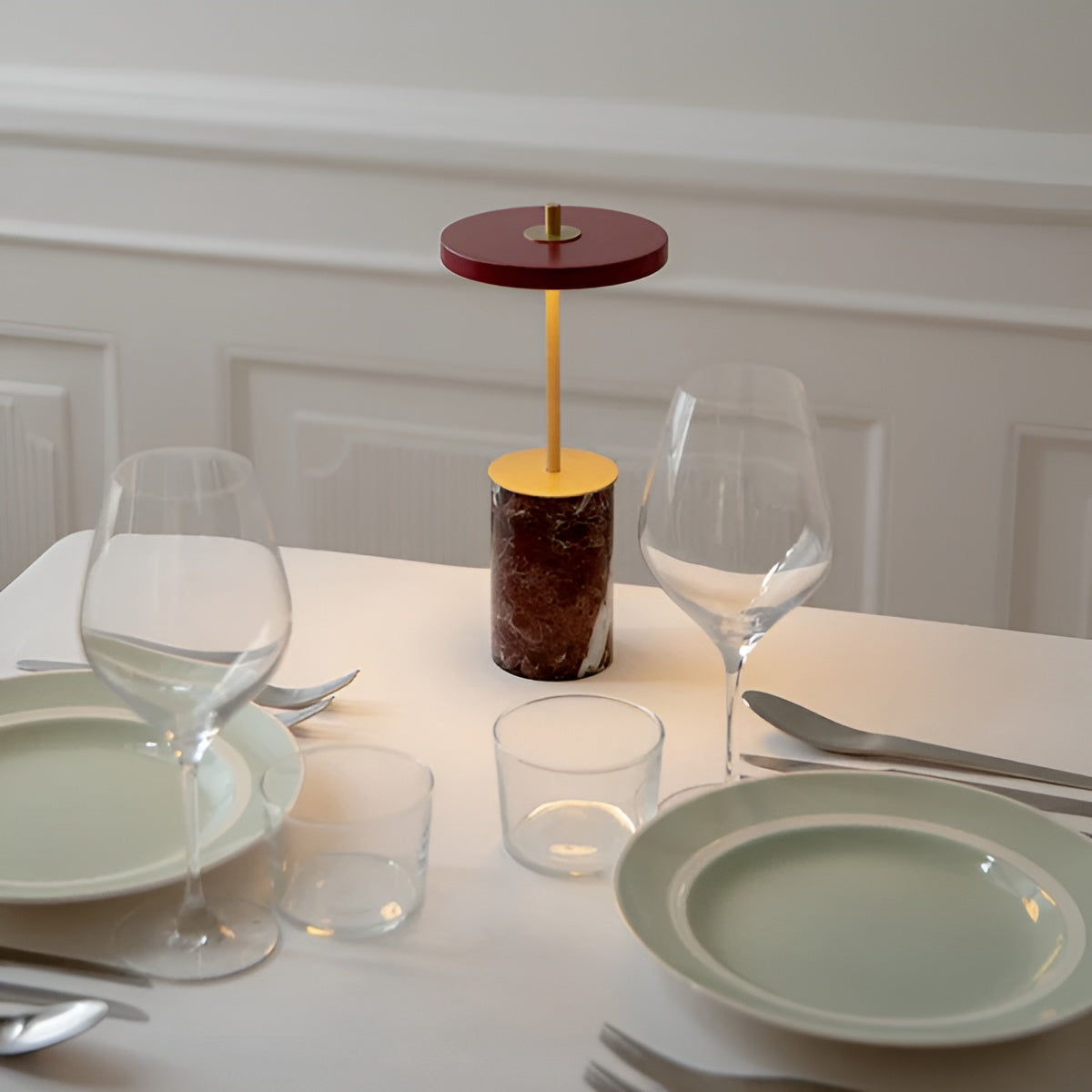 Tischlampe ASTERIA MOVE MINI roter Marmor mit goldener Einlage