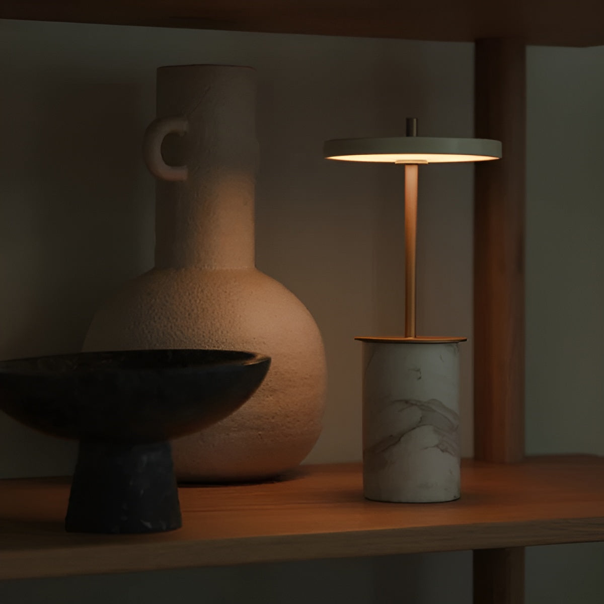 Tafellamp ASTERIA MOVE MINI wit marmer met gouden inzetstuk