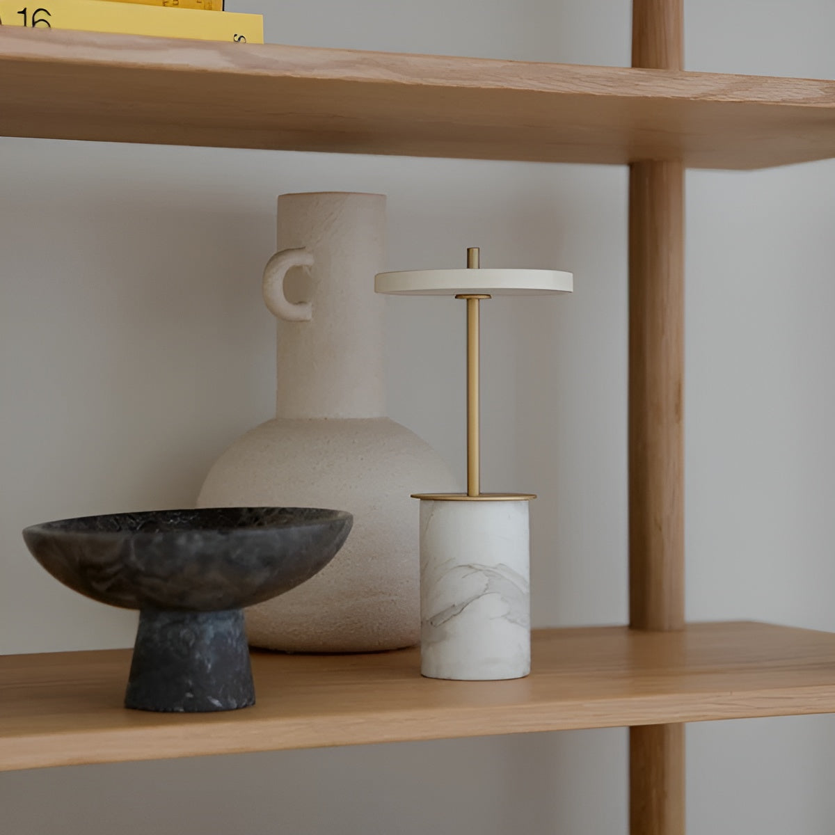 Tafellamp ASTERIA MOVE MINI wit marmer met gouden inzetstuk