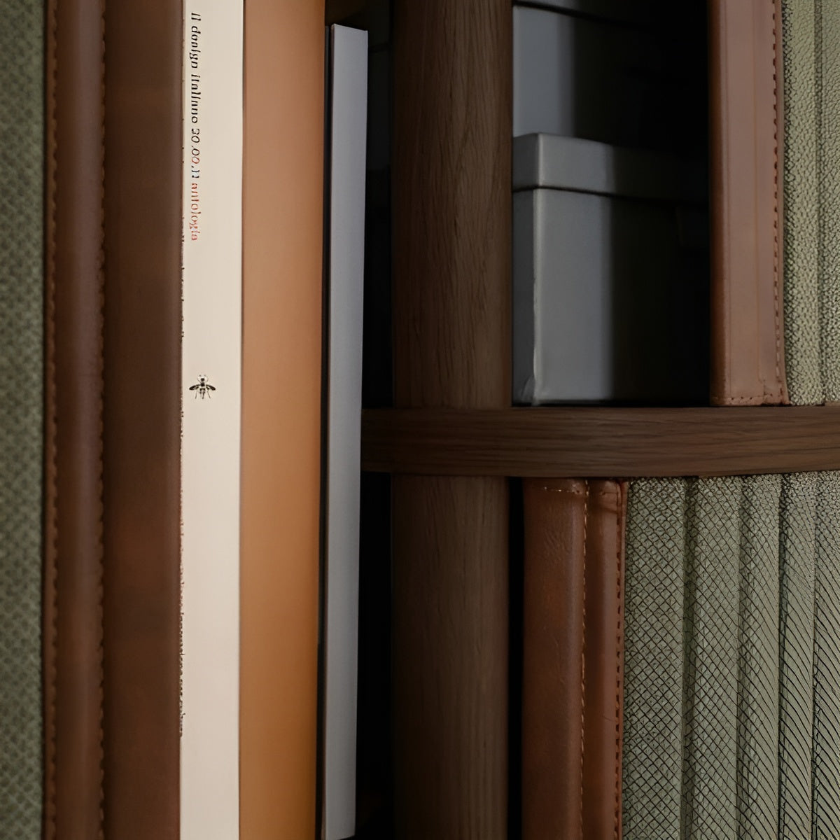 Kommode AUDACIOUS grün mit dunkler Eiche