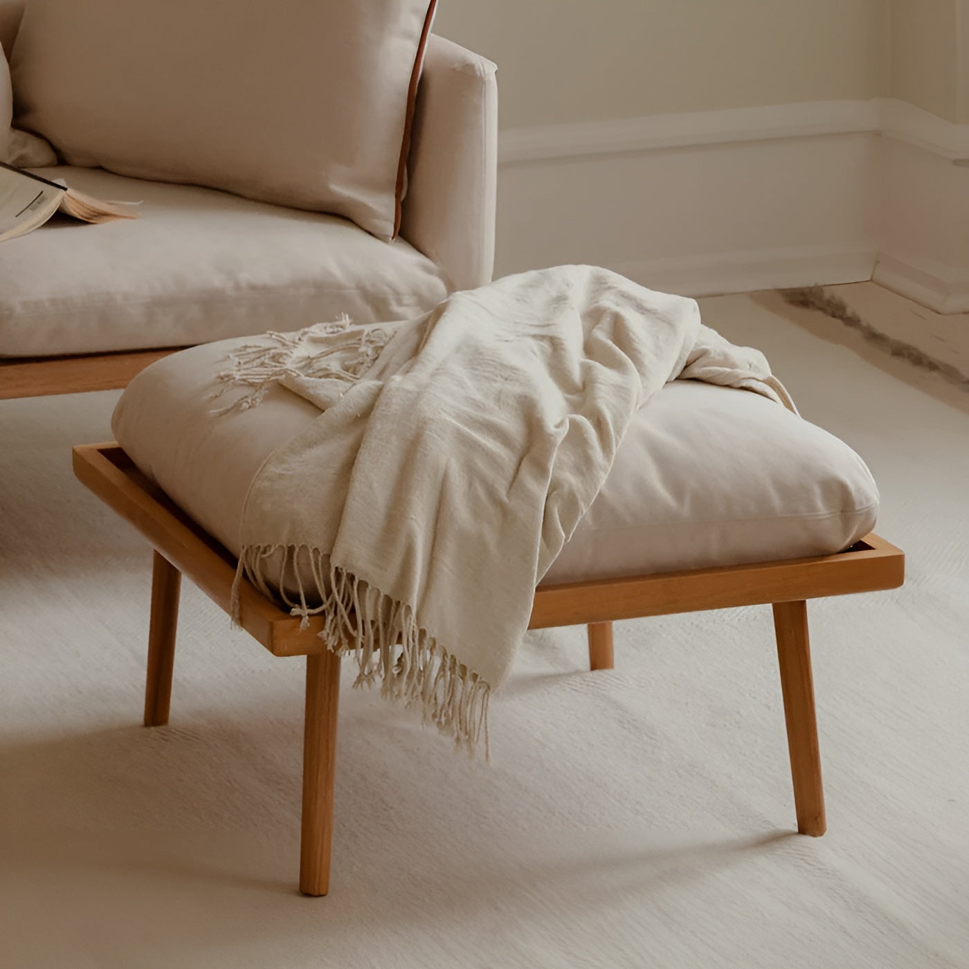 Pouf LOUNGE AROUND SHUFFLE gebrochenes Weiß mit dunklem Eichenfuß