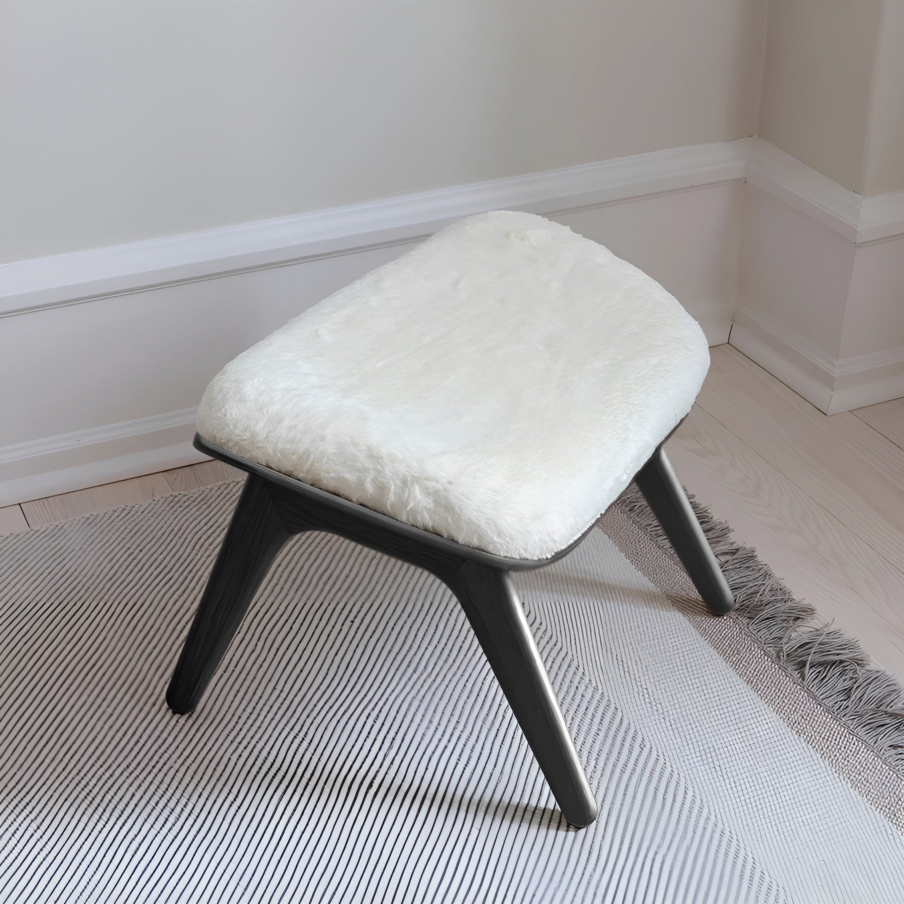 Fußhocker READER weißer Plüsch mit schwarzem Sockel