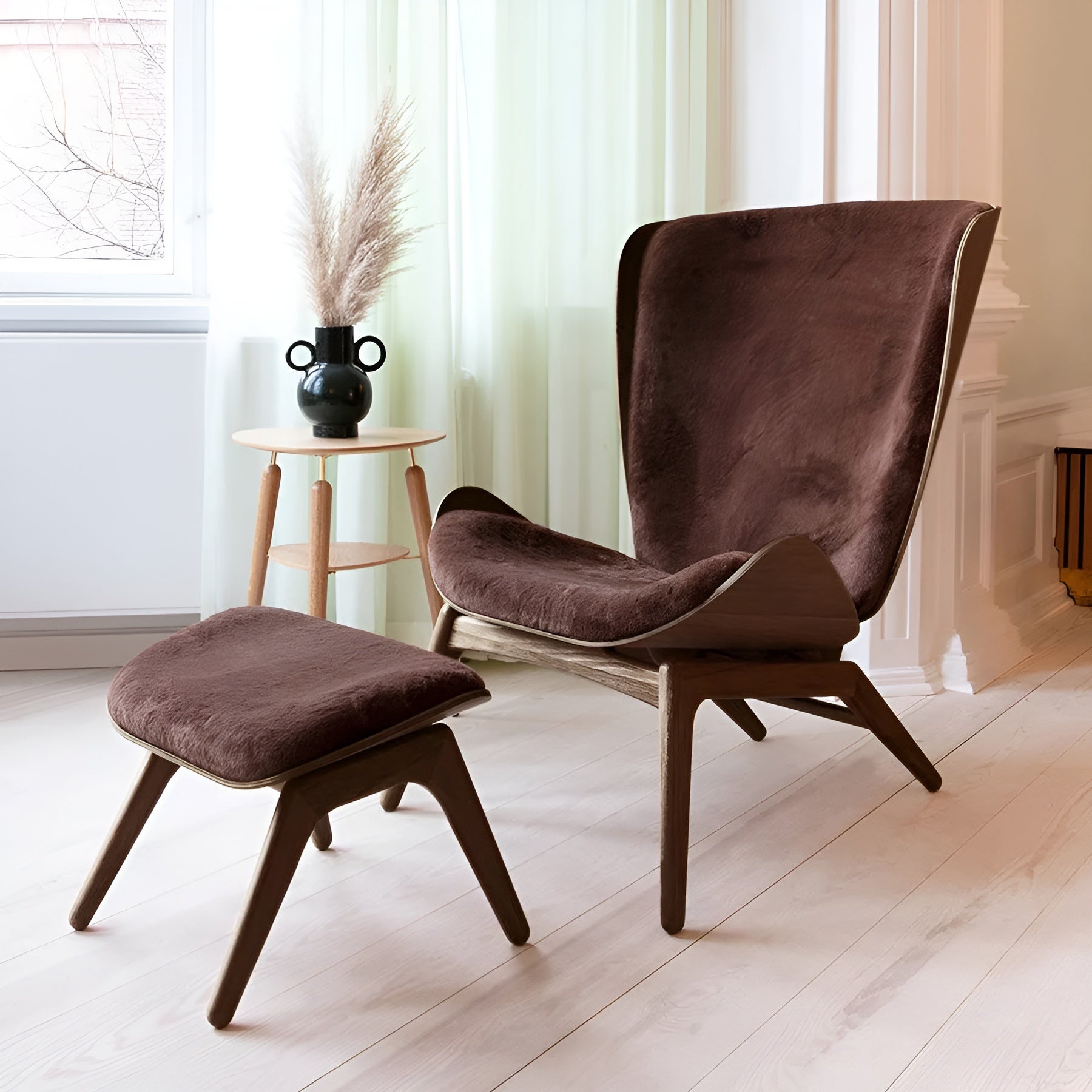 READER armchair black leather with dark oak base