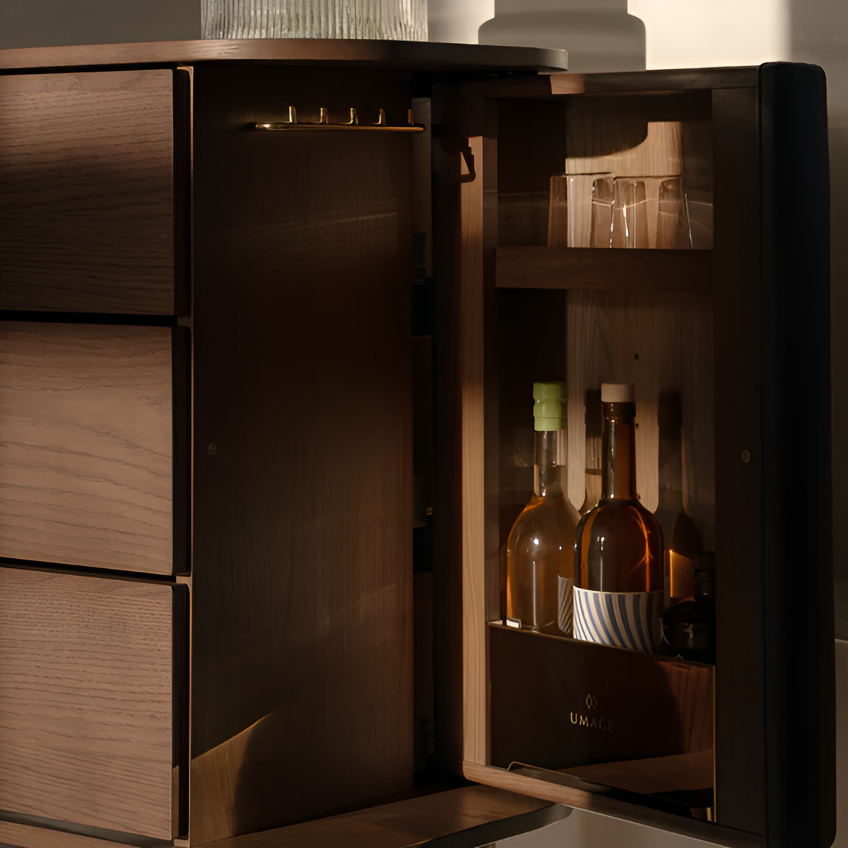 TREASURES kast gebroken wit met een donkere eiken basis