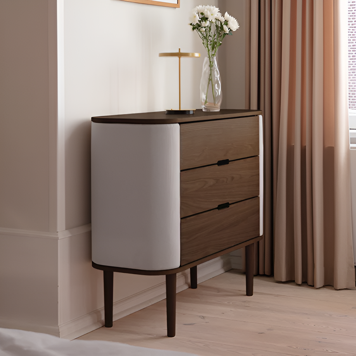 TREASURES kast gebroken wit met een donkere eiken basis