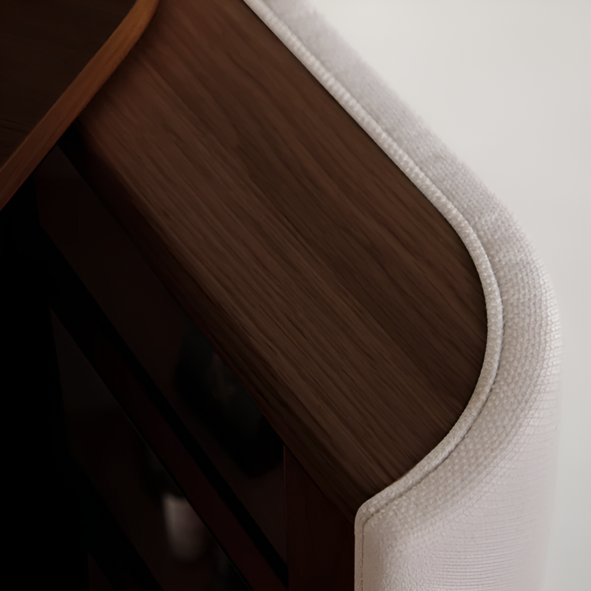 Schrank TREASURES sandfarben mit dunklem Eichenfuß