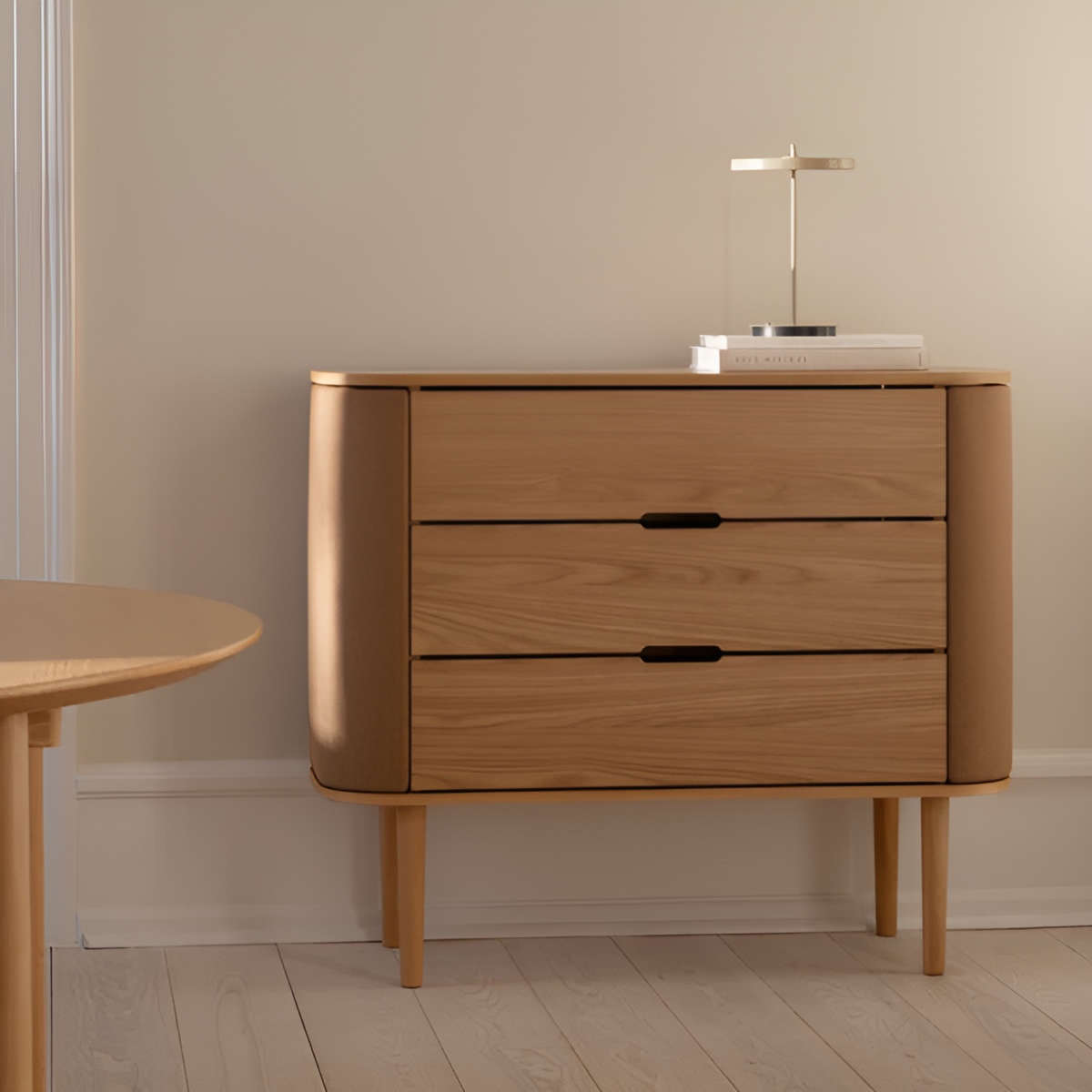 Kast TREASURES karamelkleurig met eiken basis