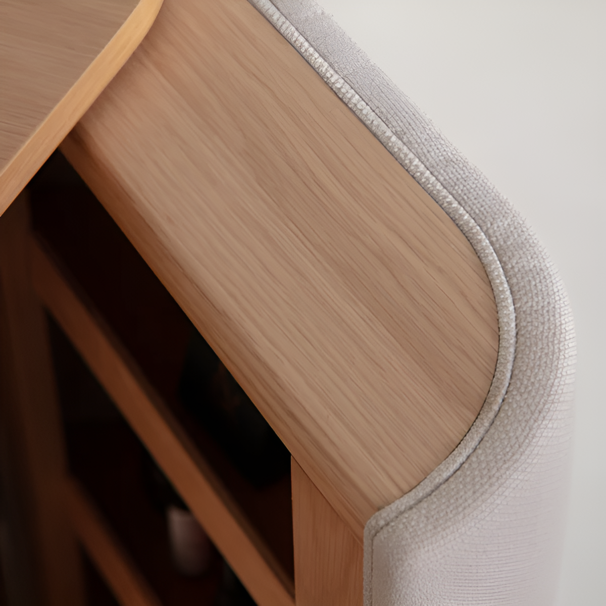 Schrank TREASURES gebrochenes Weiß mit Eichenbasis