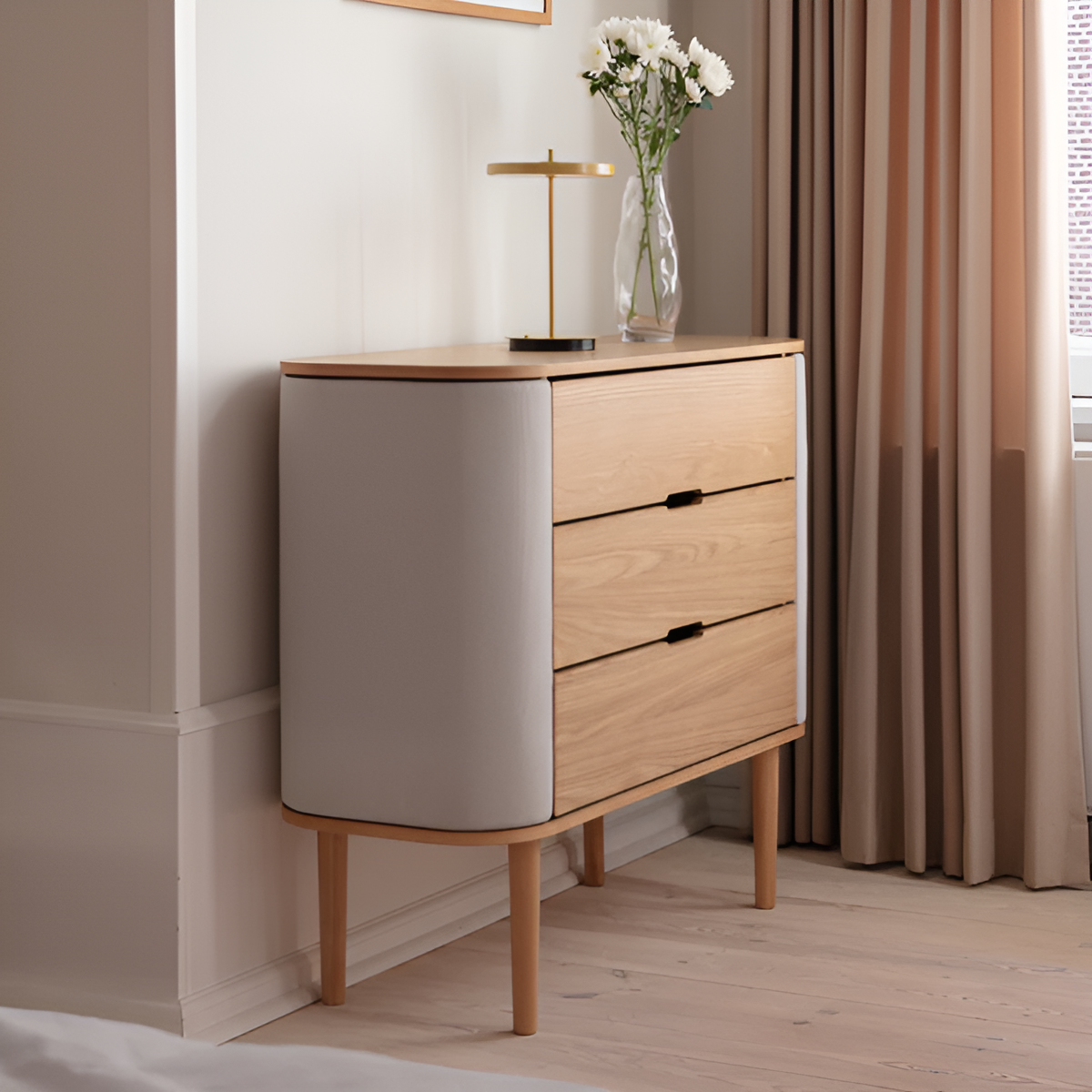 Schrank TREASURES sandfarben mit Eichenbasis