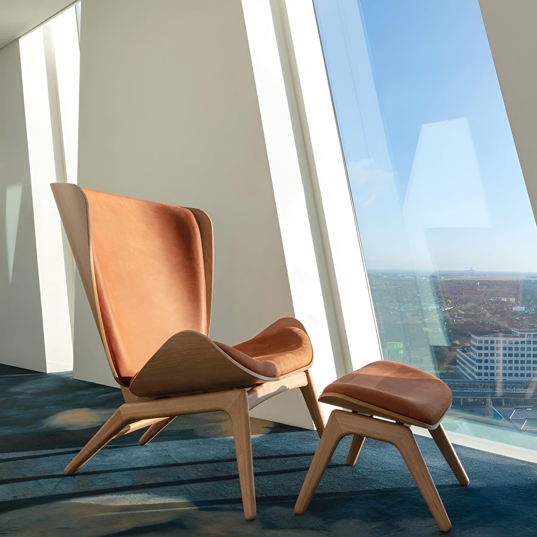 Fauteuil READER cognac leer met eiken basis