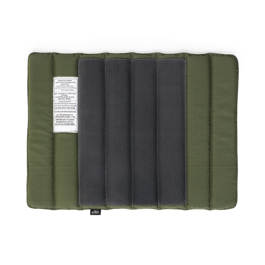 Ein Stuhl mit Armlehnen äußere grüne Groove