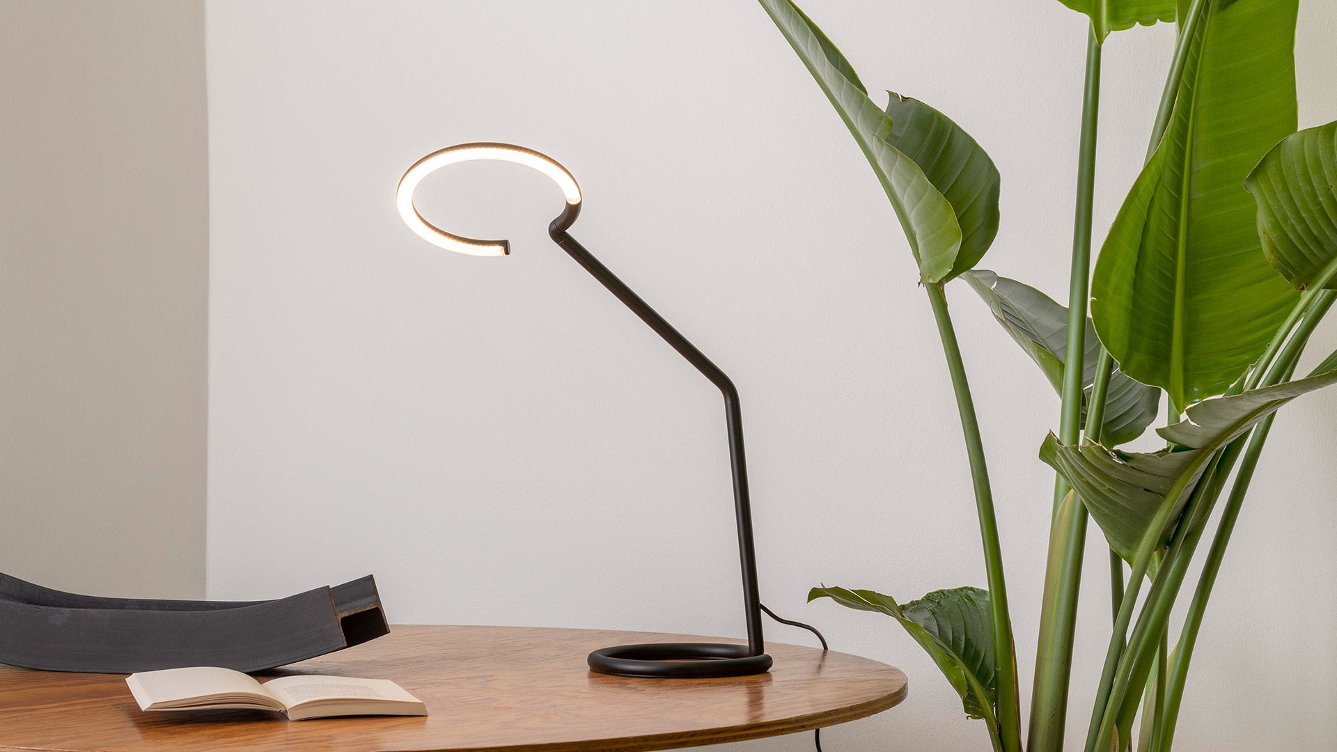 VINE LIGHT black table lamp