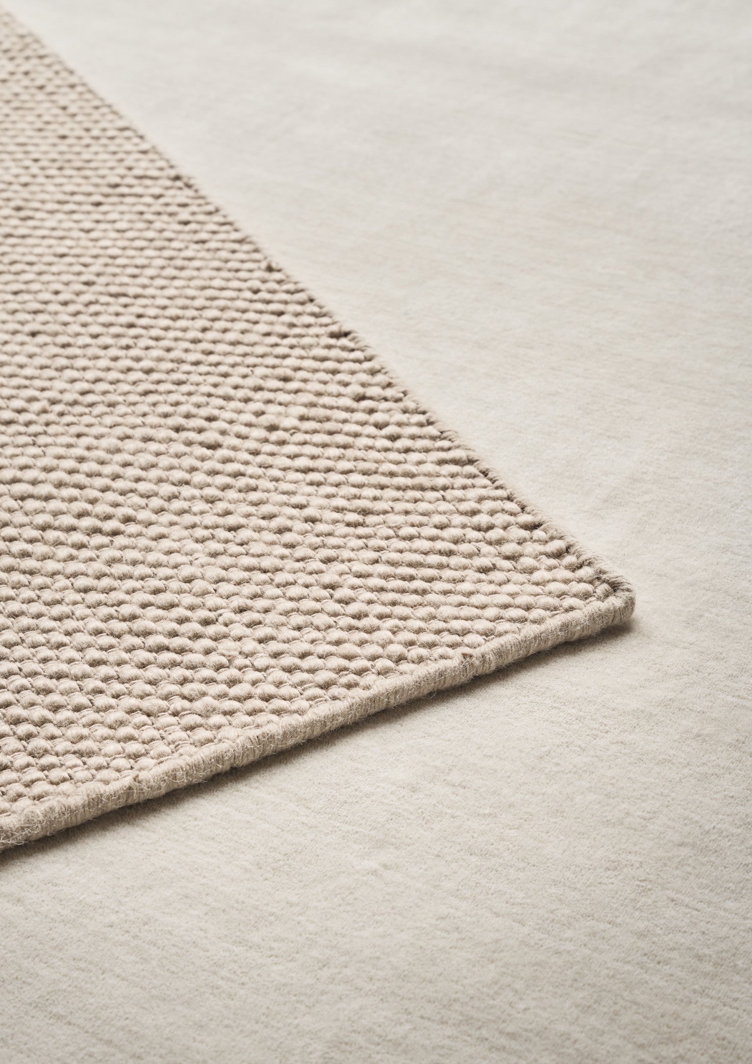 Dywan 143 beżowa wełna – styl minimalistyczny
