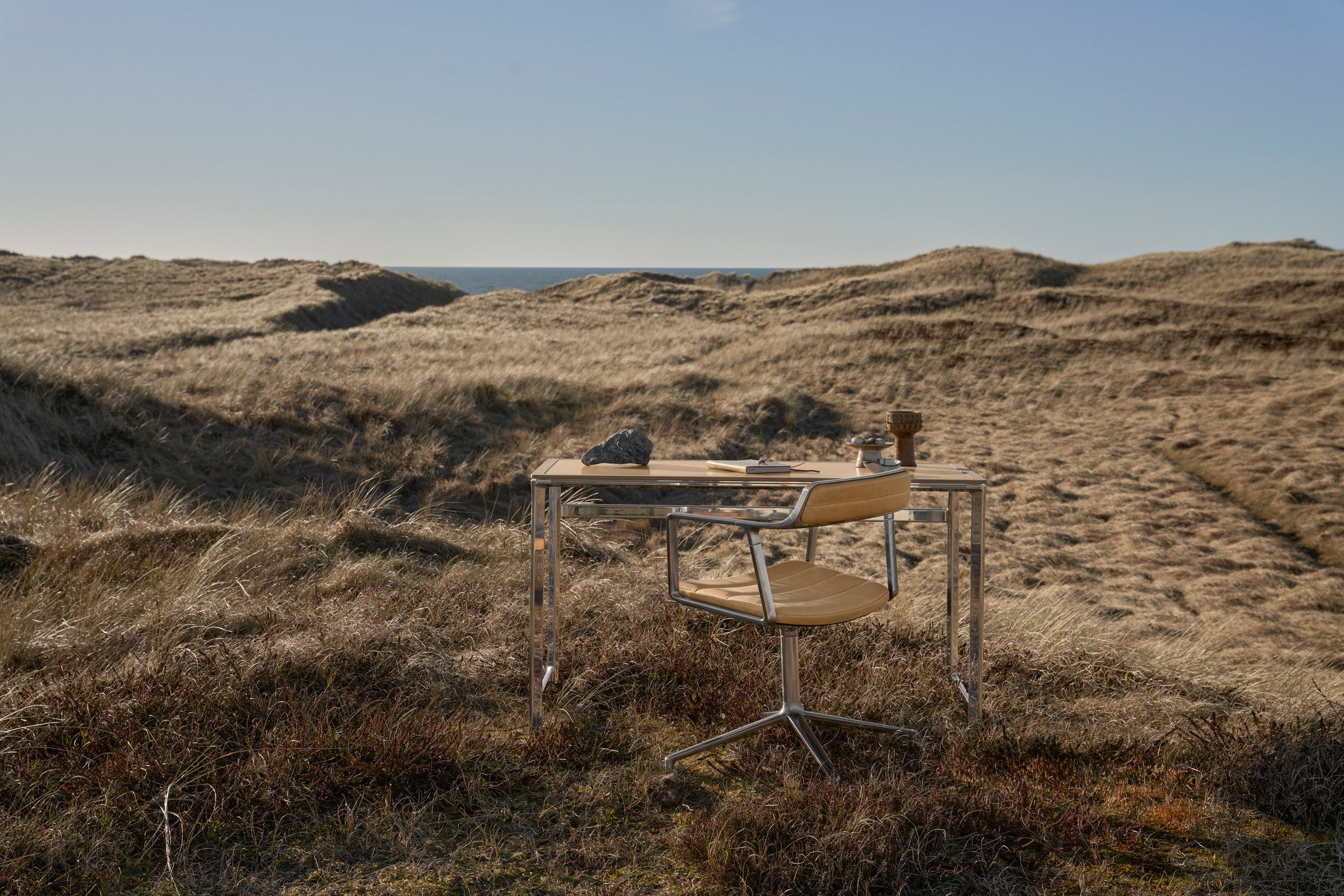 Bureau STUDIO groen leren blad met notenhouten frame en aluminium basis