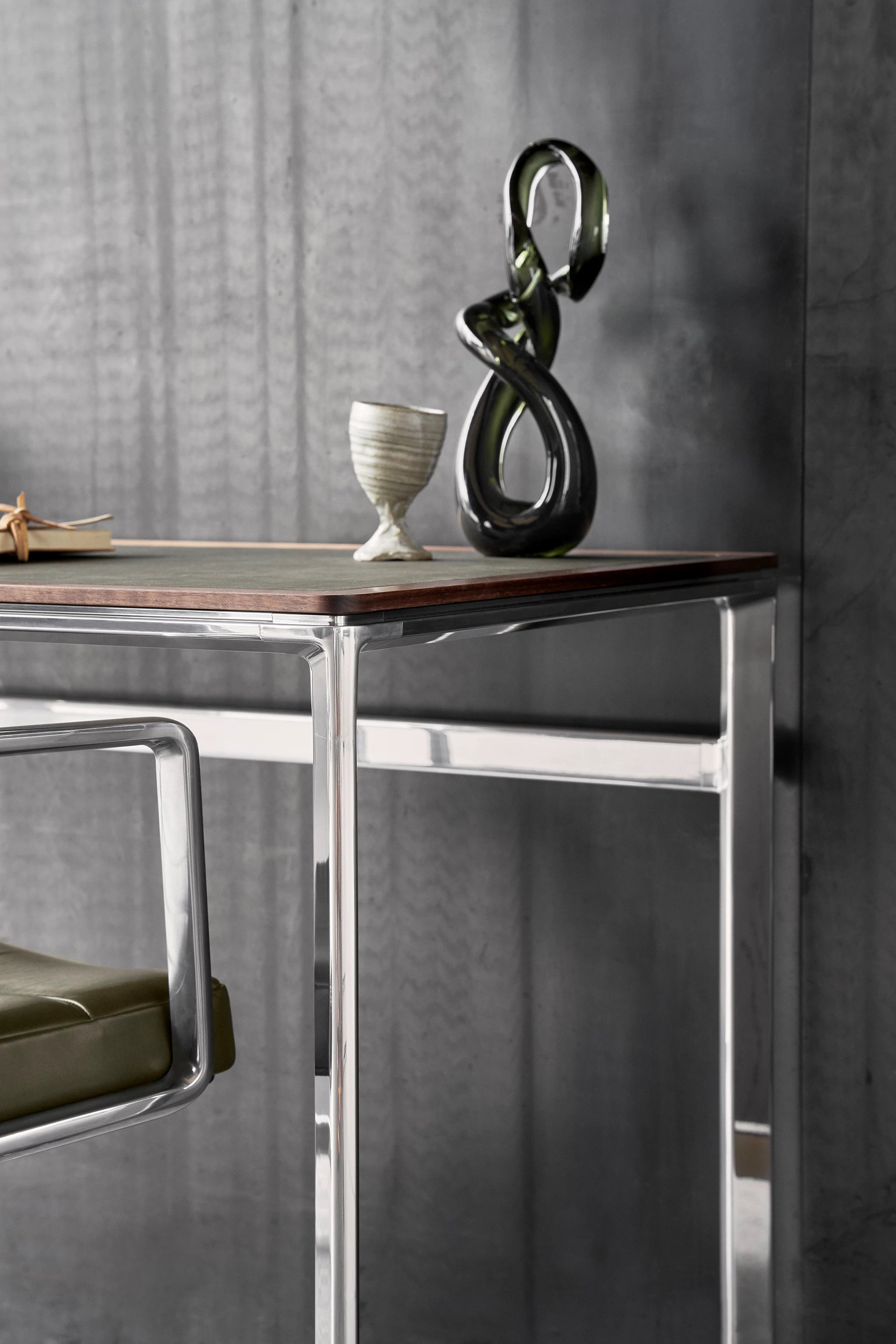 Bureau STUDIO groen leren blad met notenhouten frame en aluminium basis