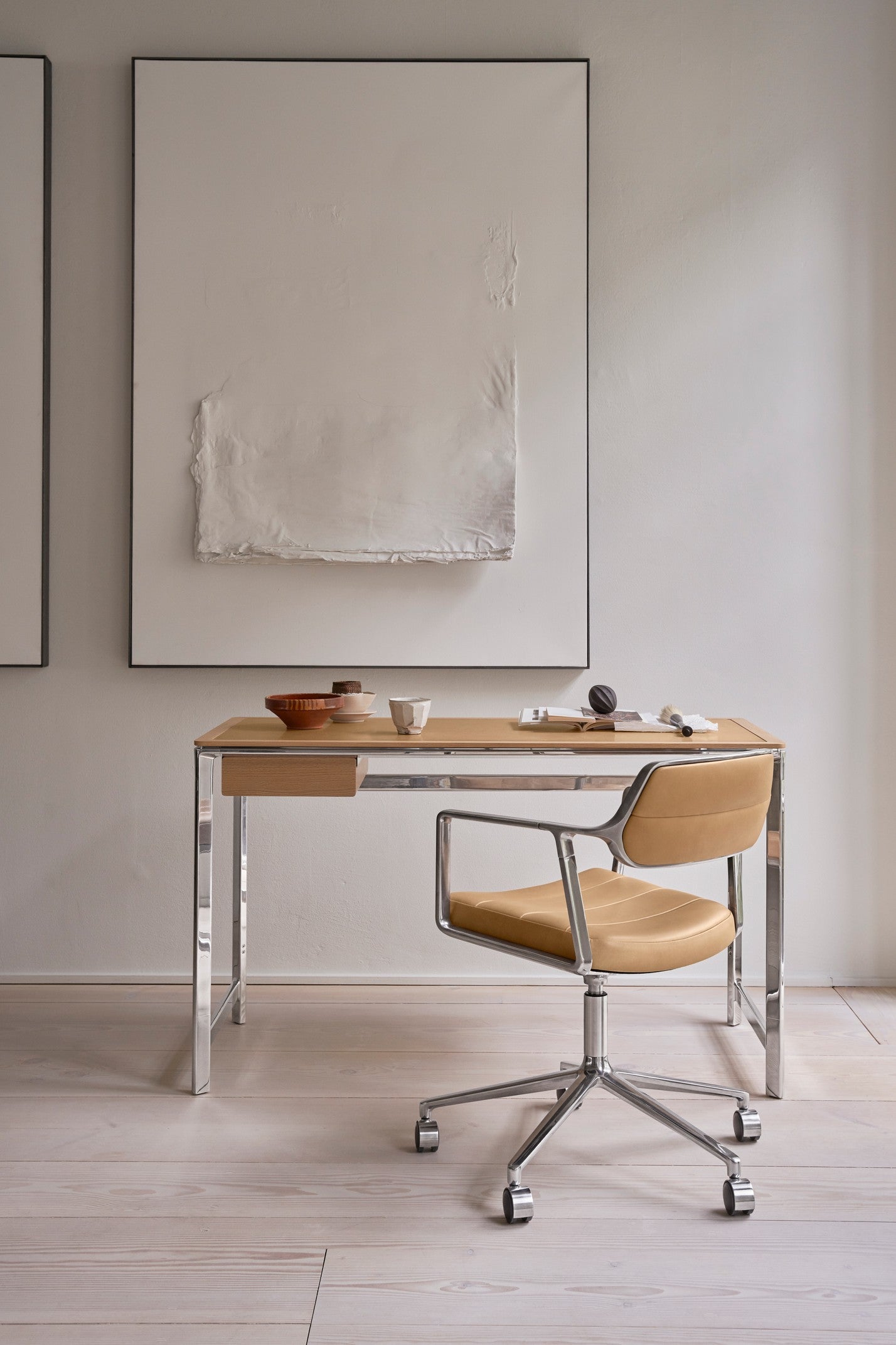 Bureau STUDIO groen leren blad met notenhouten frame en aluminium basis