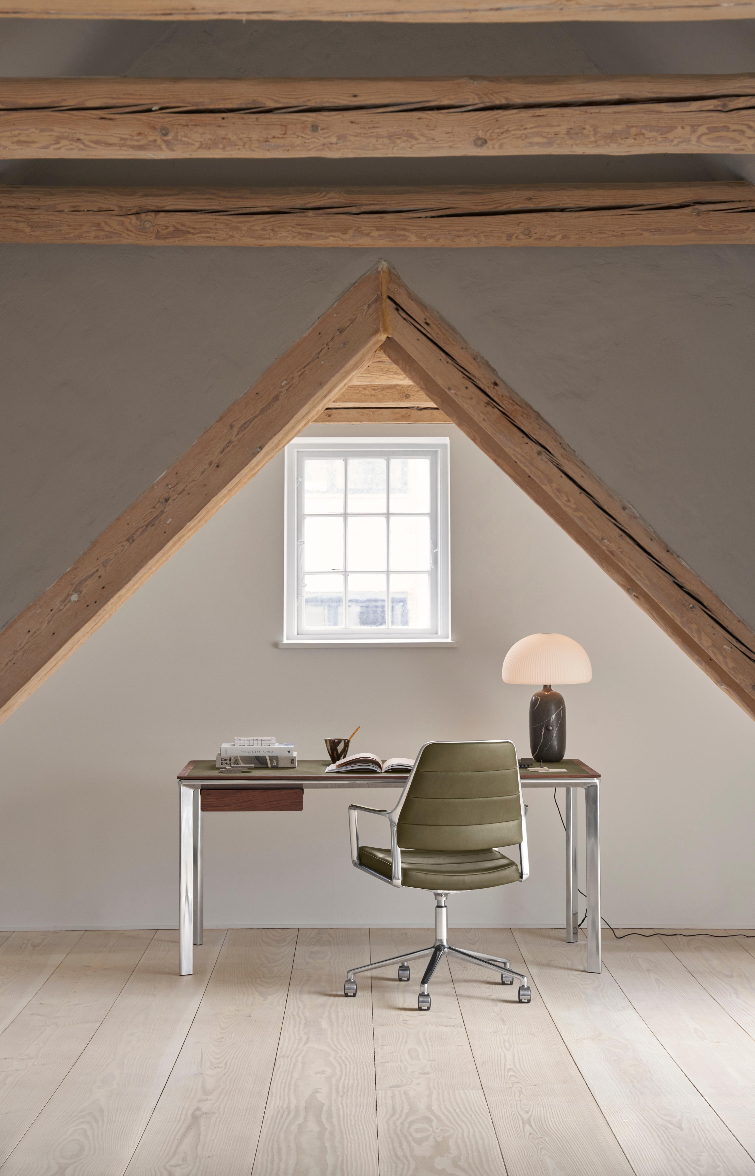 Bureau stoel 455+ in karamelkleurig leer met een metalen basis
