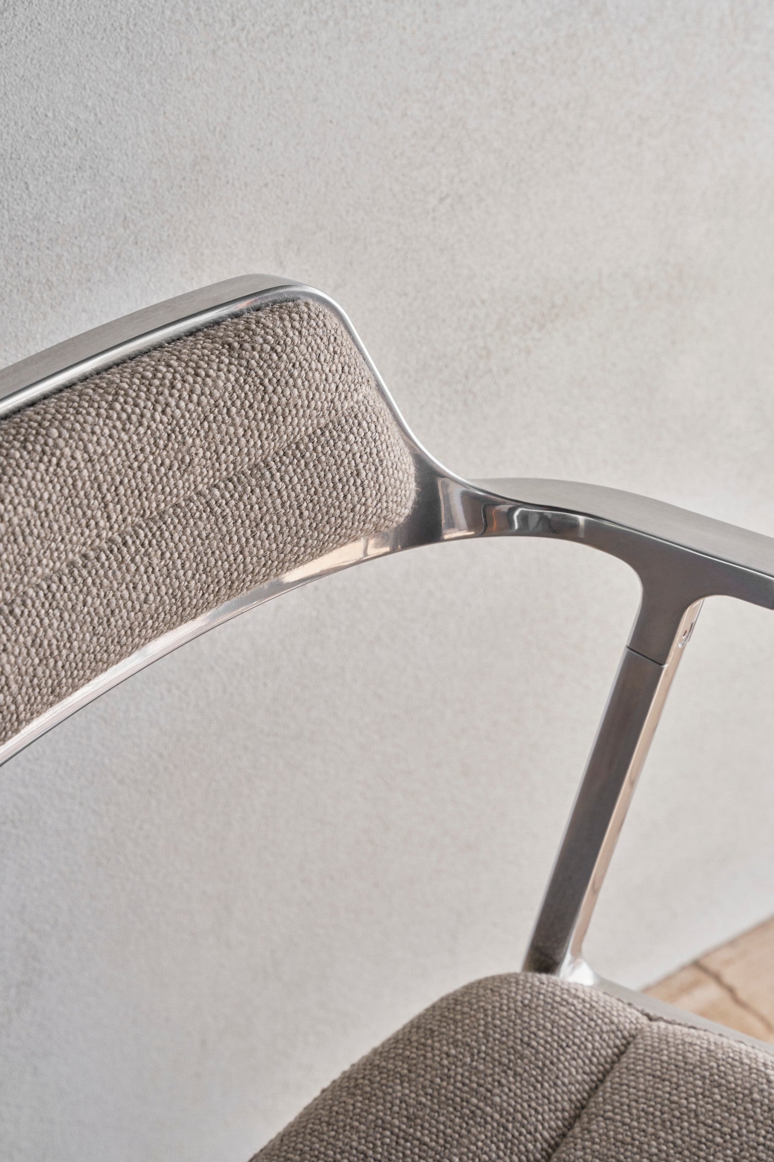 Bureau stoel 452 zandkleurige stof met metalen basis
