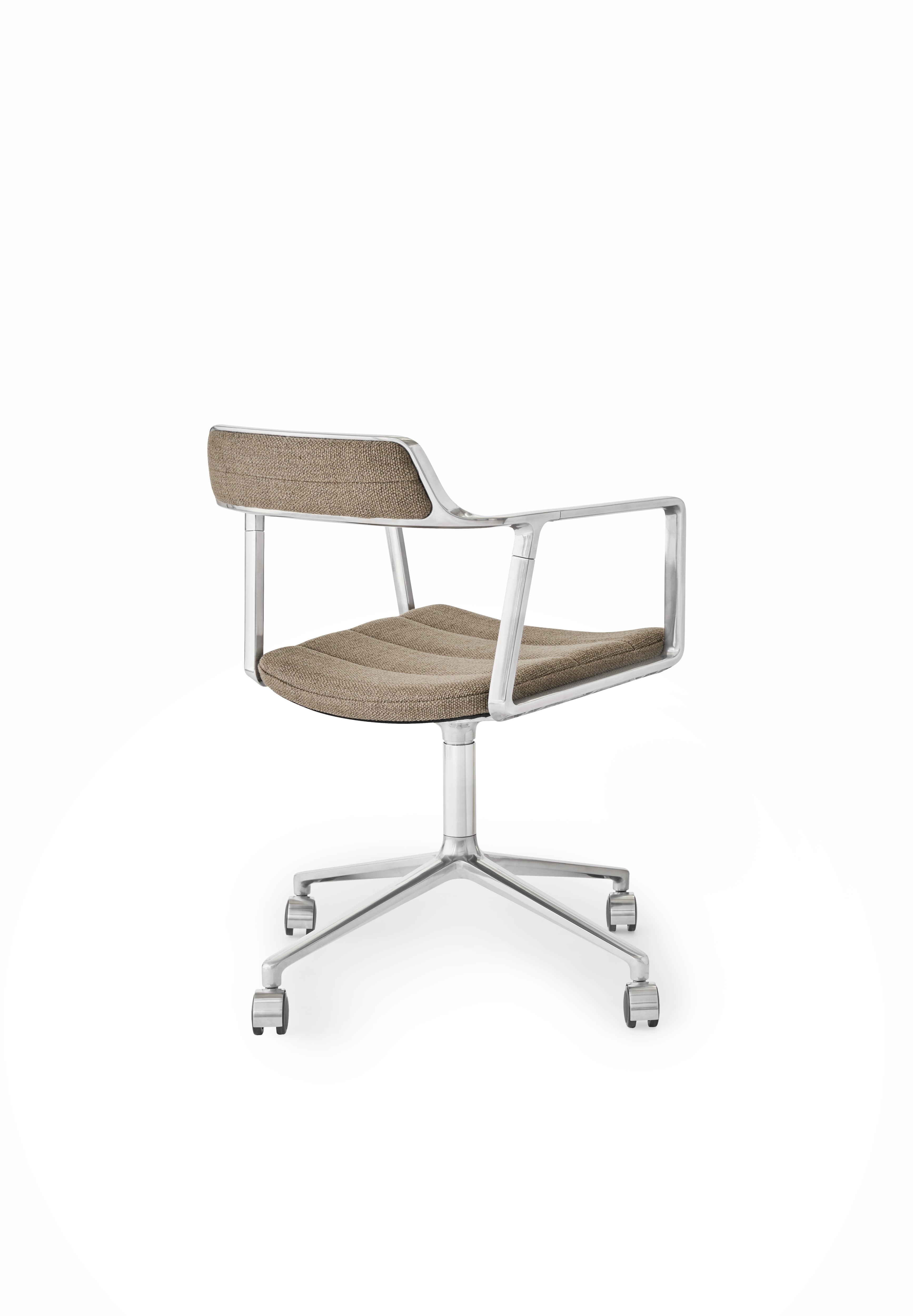 Bureau stoel 452 zandkleurige stof met metalen basis