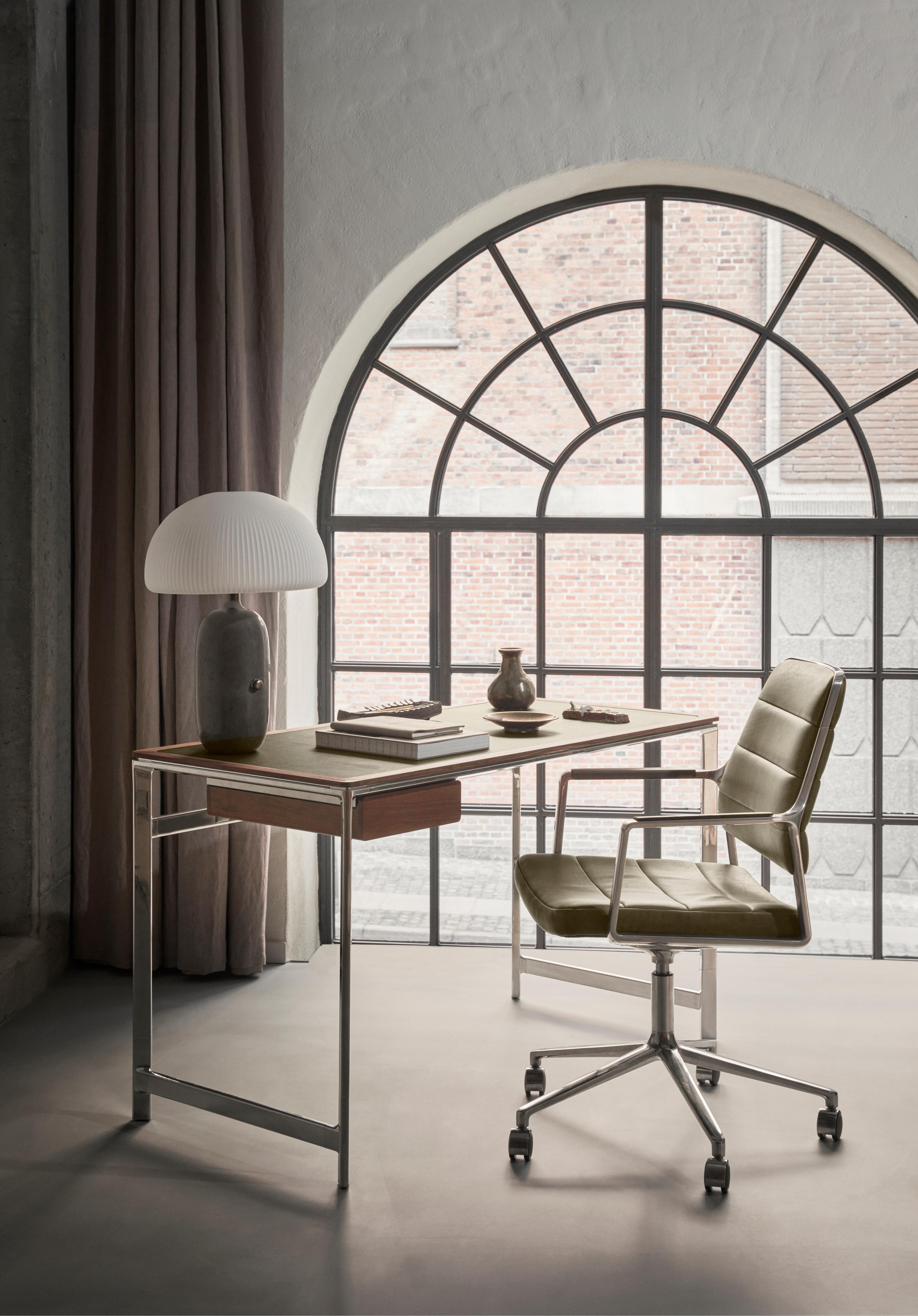 Bureau stoel 455+ in karamelkleurig leer met een metalen basis